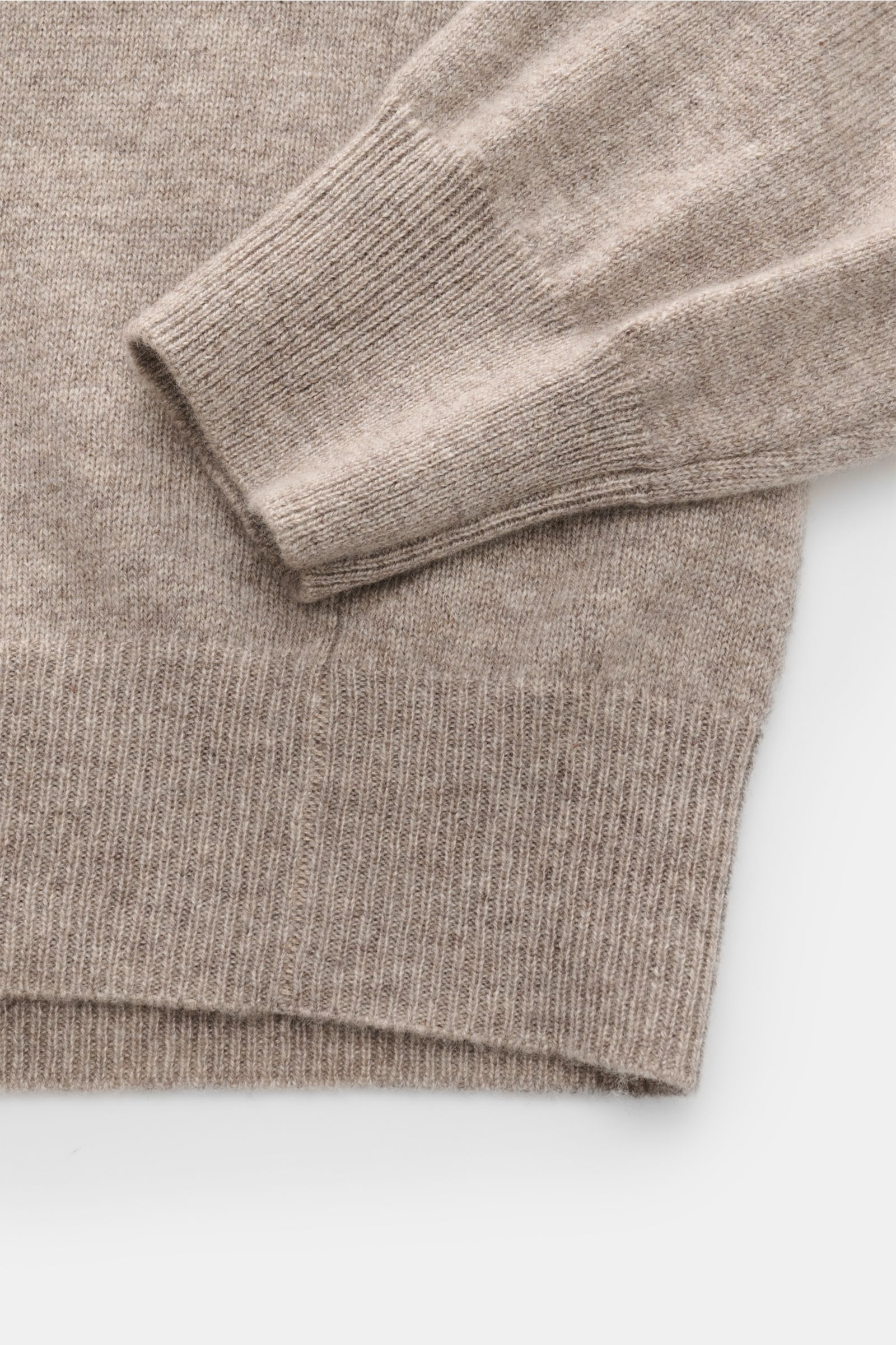 FTC Cashmere Rollkragenpullover taupe meliert in Nahaufnahme von unten, weicher reiner Cashmere, Slim Fit, Rippstrickkragen und Bündchen.