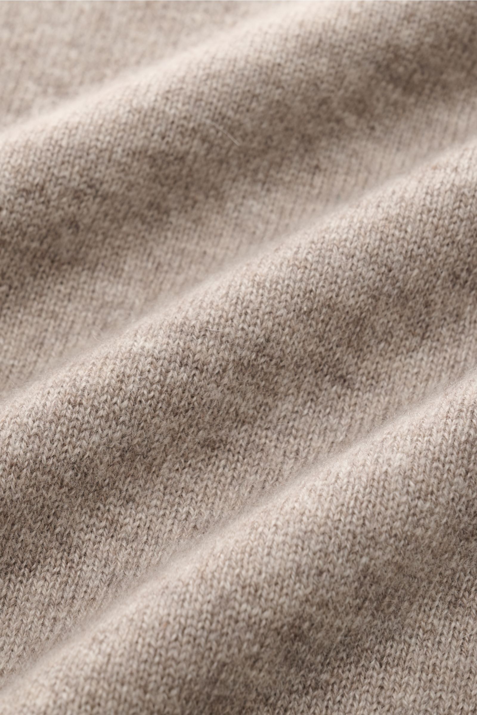FTC Cashmere Rollkragenpullover taupe meliert, Detailaufnahme des feinen Strickbilds und weichen Griffs aus reinem Cashmere, Nahaufnahme.