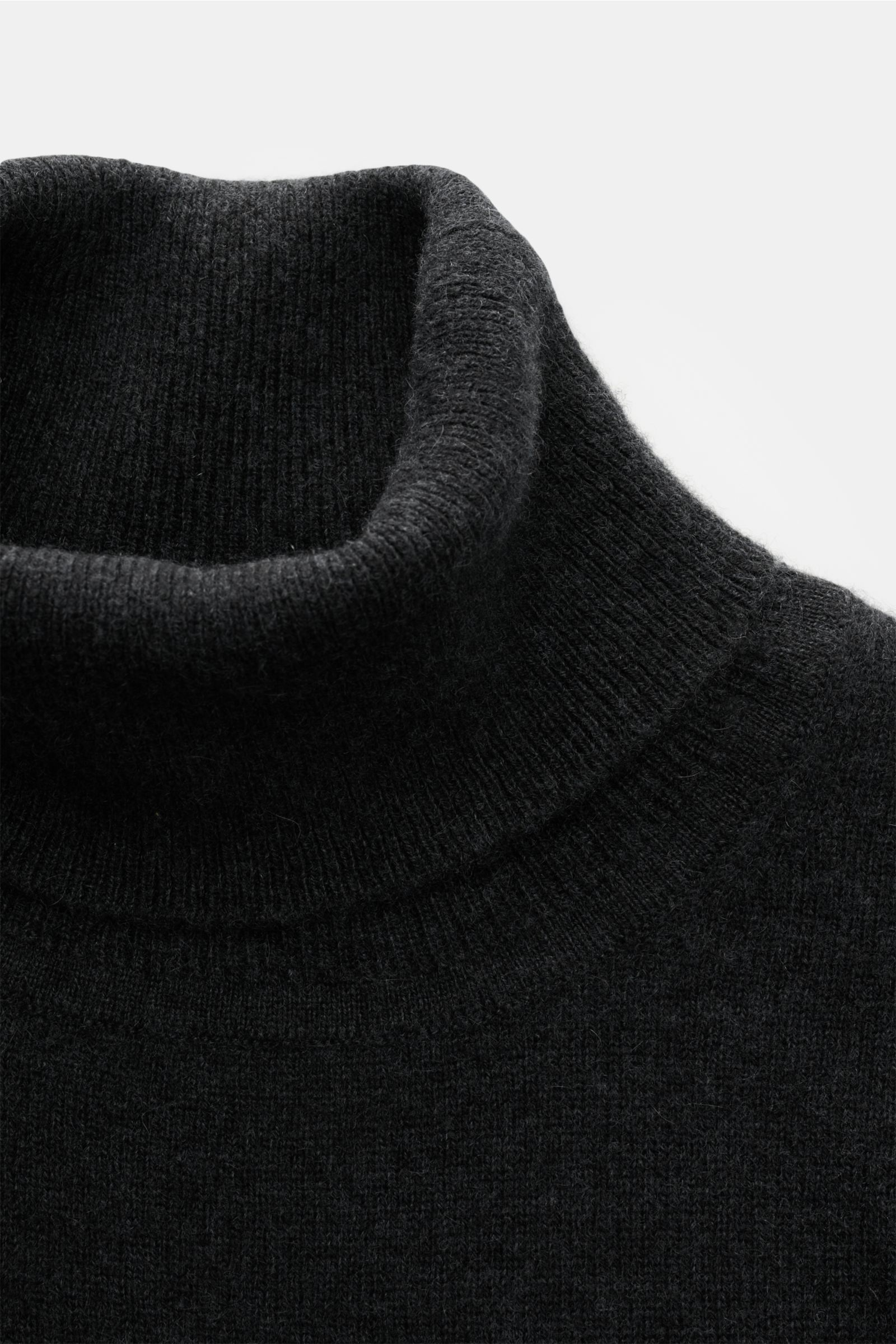 FTC Cashmere Rollkragenpullover anthrazit, Slim Fit, aus reinem Cashmere mit weichem Griff, feinem Strickbild, Rippstrick-Rollkragen und Rippbündchen, Nahaufnahme von oben.