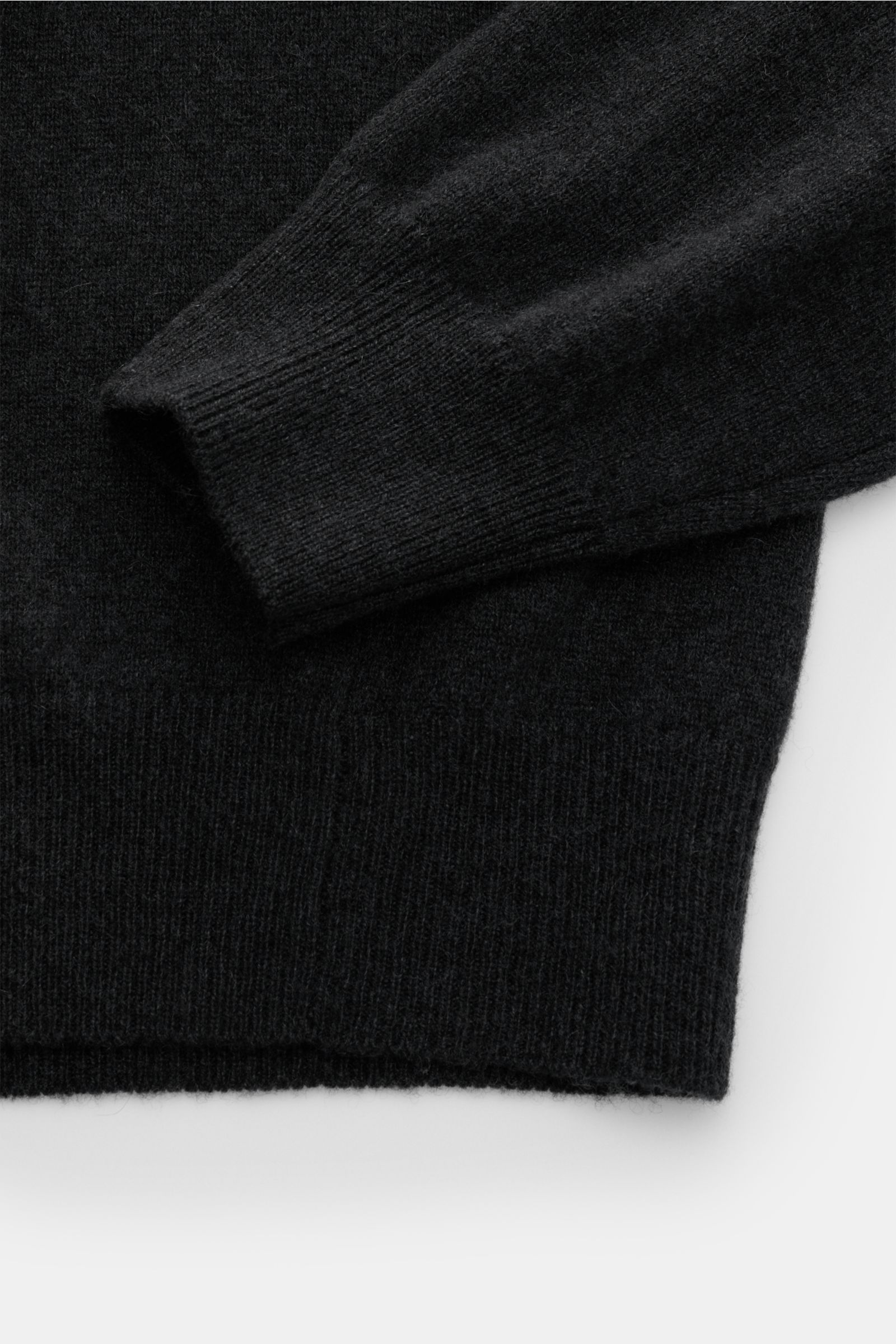 FTC Cashmere Rollkragenpullover anthrazit, Nahaufnahme von Ärmel und Bund, Slim Fit, reiner Cashmere, weicher Griff, feines Strickbild, Rippstrickkragen und Rippbündchen.