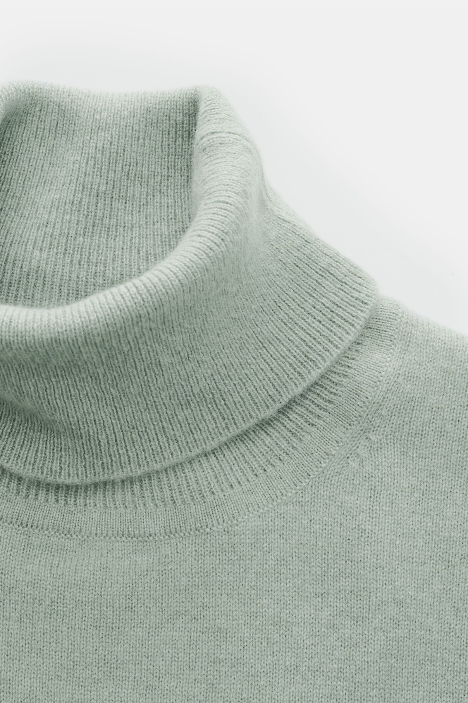 Nahaufnahme des FTC Cashmere Rollkragenpullovers graugrün meliert, Slim Fit mit weichem Griff, feinem Strickbild, Rippstrick-Rollkragen und komfortablen Rippbündchen.
