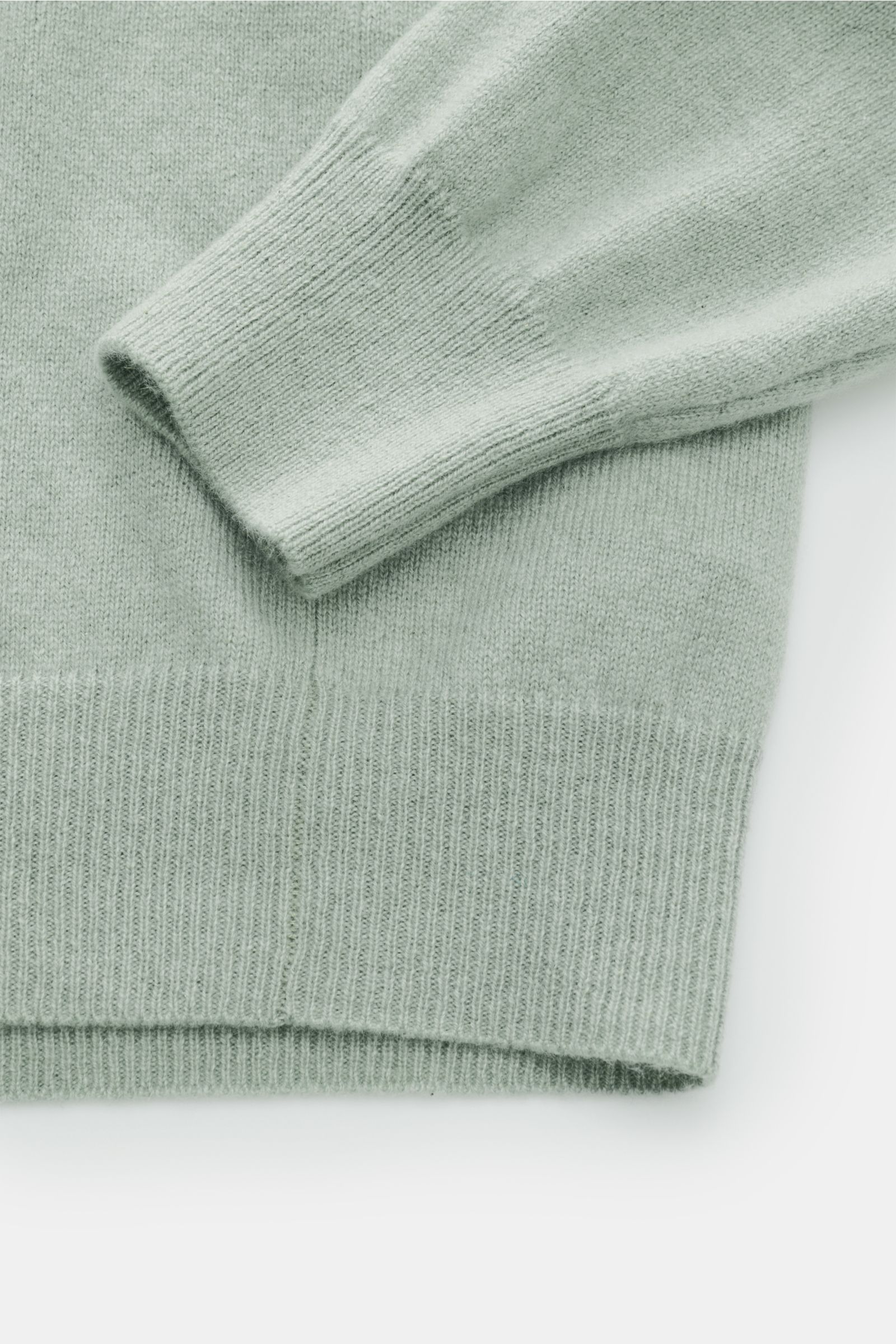 FTC Cashmere Rollkragenpullover graugrün meliert in Slim Fit, Detailaufnahme von Ärmel und Saum mit weichem, feinem Strick und Rippbündchen.