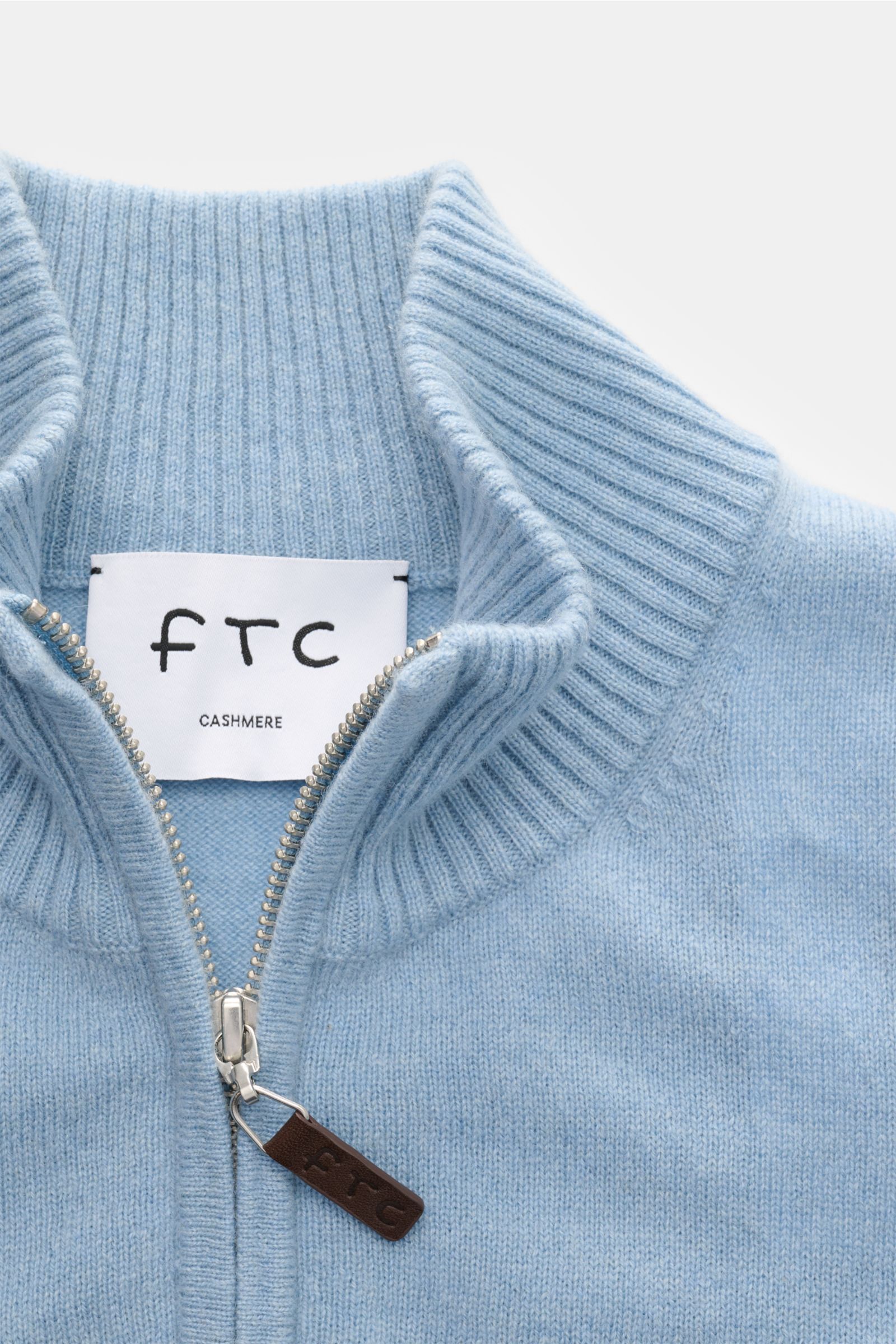 Nahaufnahme des FTC Cashmere Troyer hellblau meliert mit Troyer-Kragen, Reißverschluss und feinem Strickbild, weicher Griff, Slim Fit.