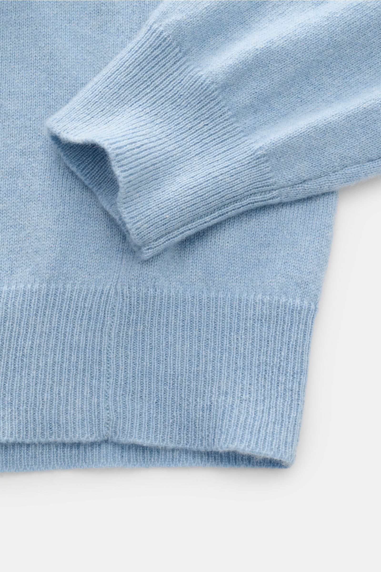 Nahaufnahme des FTC Cashmere Troyer hellblau meliert, Detail von Ärmel und Saum mit feinem Strickbild, Slim Fit, weicher Griff.
