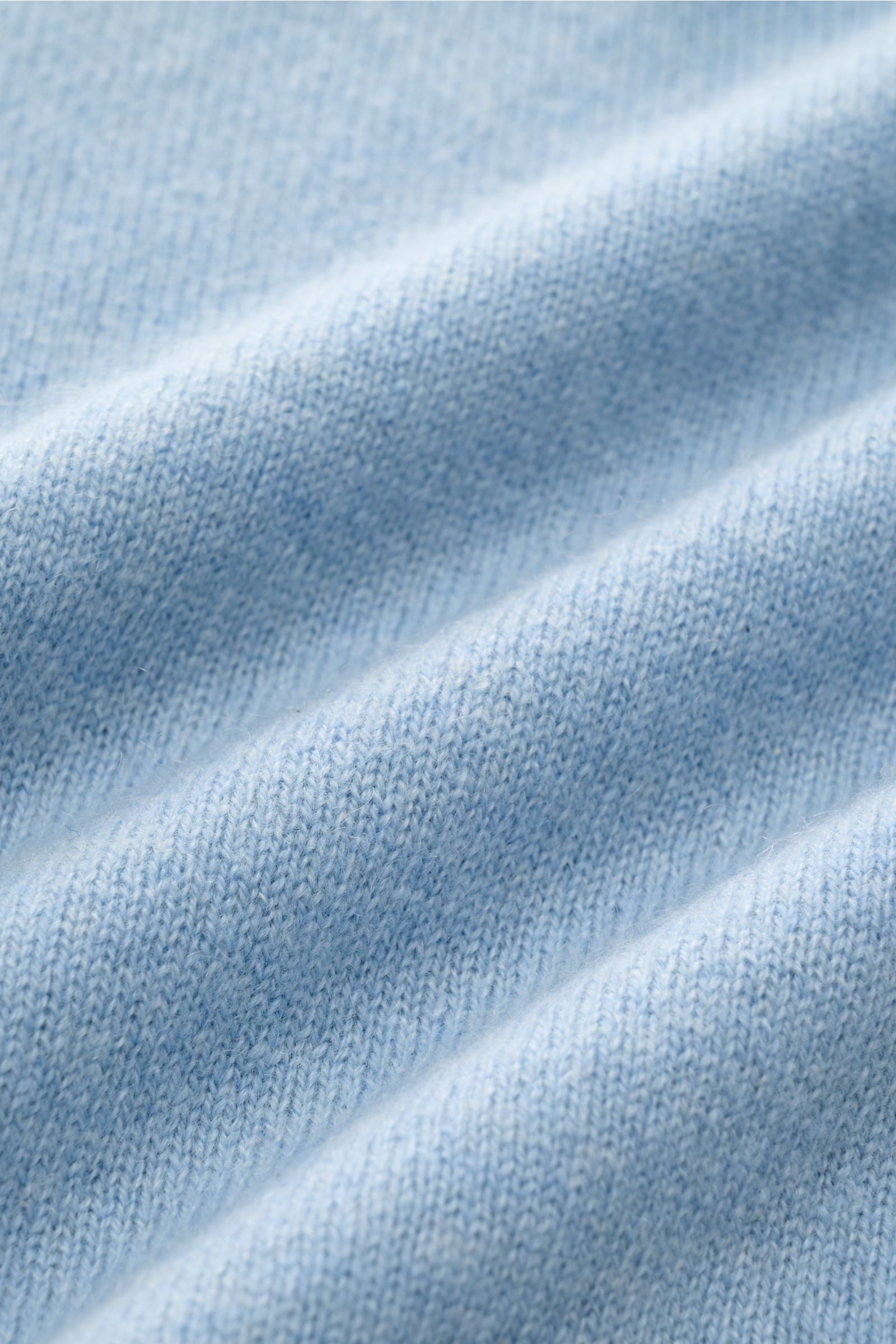 Nahaufnahme des feinen Strickbilds vom FTC Cashmere Troyer hellblau meliert, reiner Cashmere mit weichem Griff, Slim Fit und Rippbündchen.