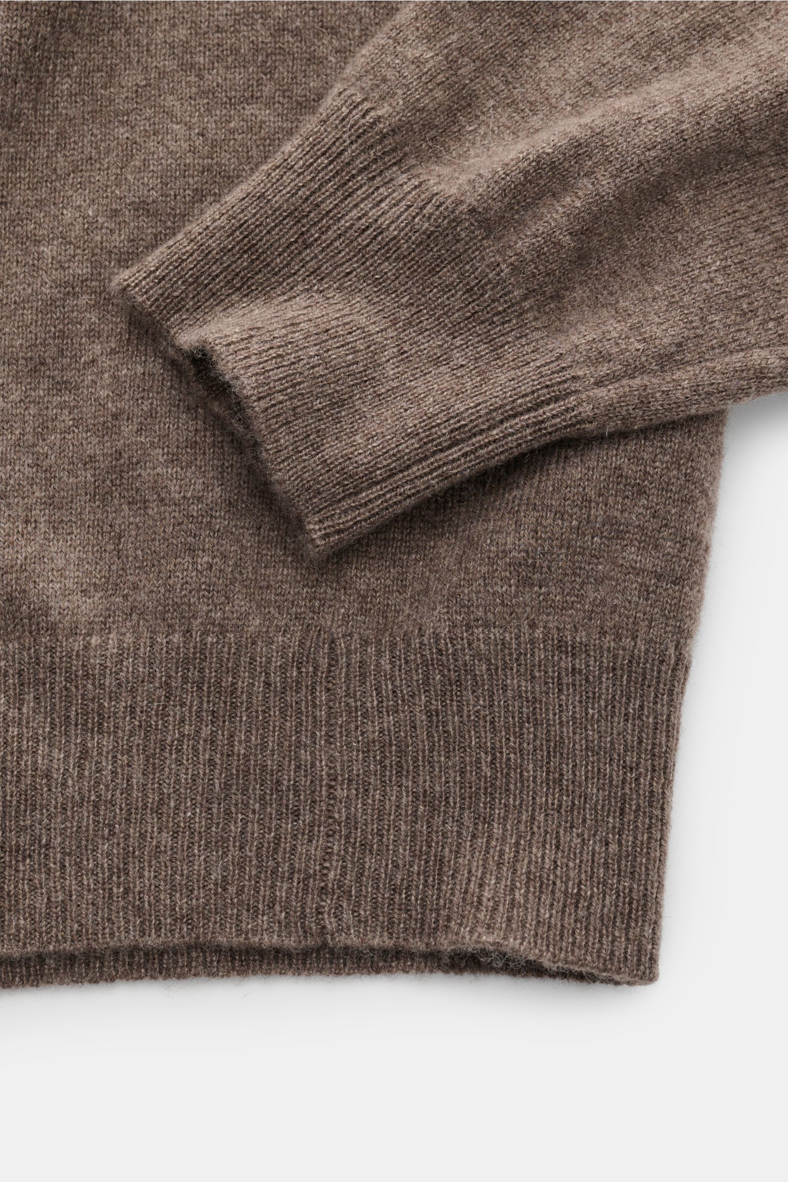Nahaufnahme des FTC Cashmere Troyer graubraun meliert von oben, zeigt weiches feines Strickbild und Rippbündchen aus reinem Cashmere.
