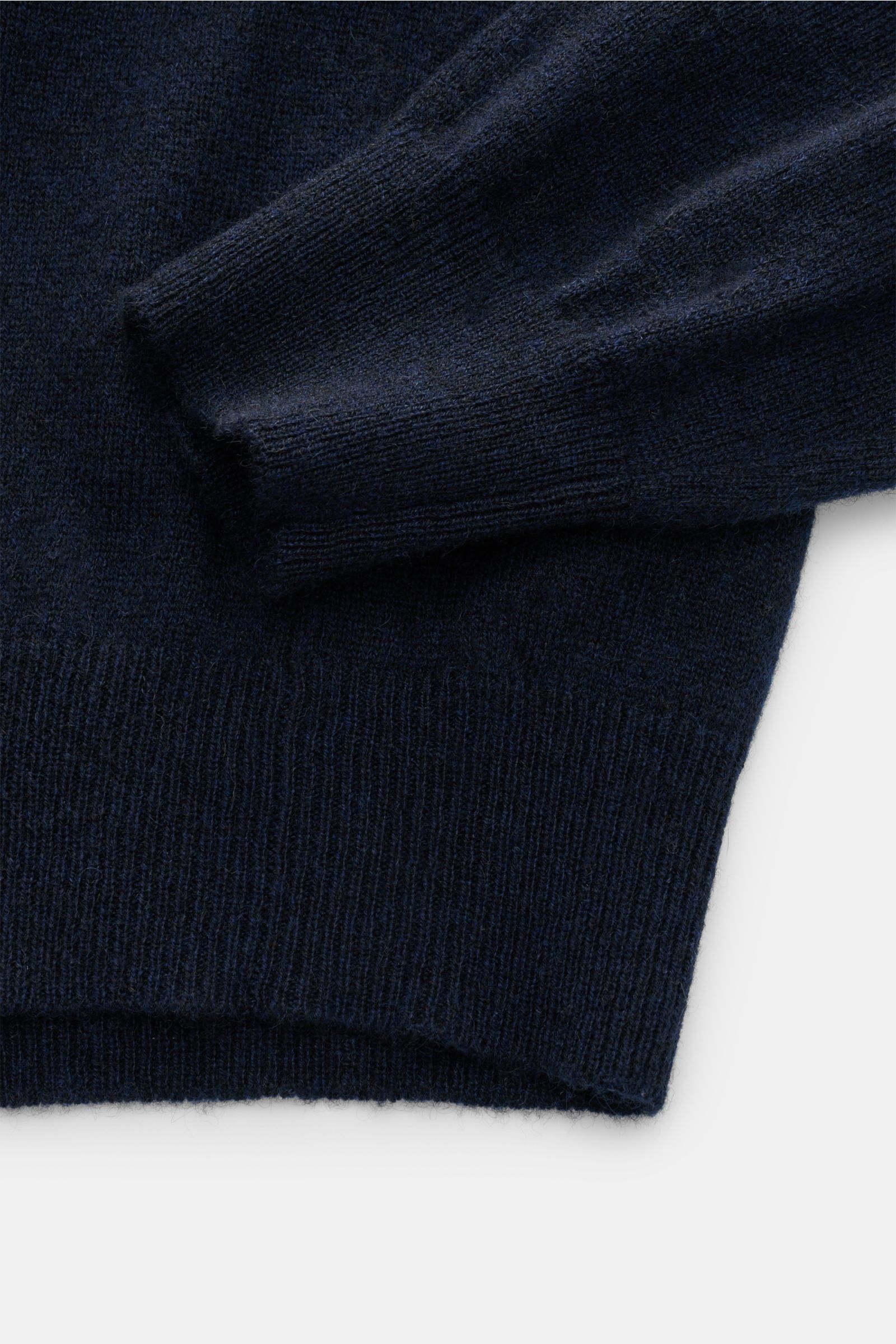 Close-up shot from above of the sleeve and hem of the FTC Cashmere half-zip jumper navy, showing its fine knit and ribbed bands.

Luxurious comfort: This soft half-zip jumper by FTC has a timeless design that makes it a versatile basic for the colder m