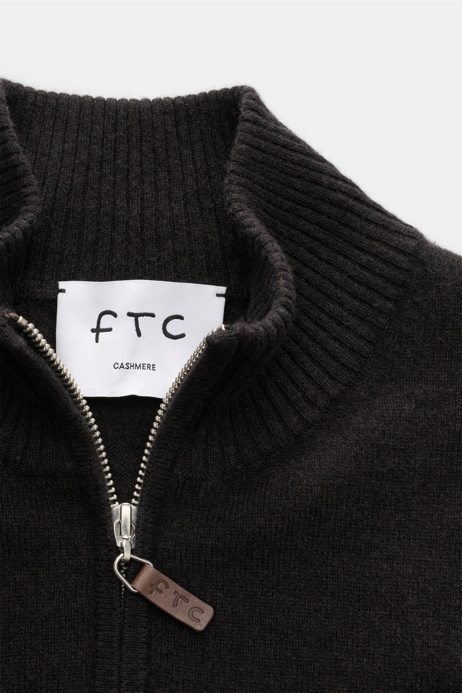 FTC Cashmere Troyer dunkelbraun meliert, Nahaufnahme von Troyer-Kragen mit Reißverschluss, feinem Strickbild, Slim Fit, weichem Griff und Rippbündchen.