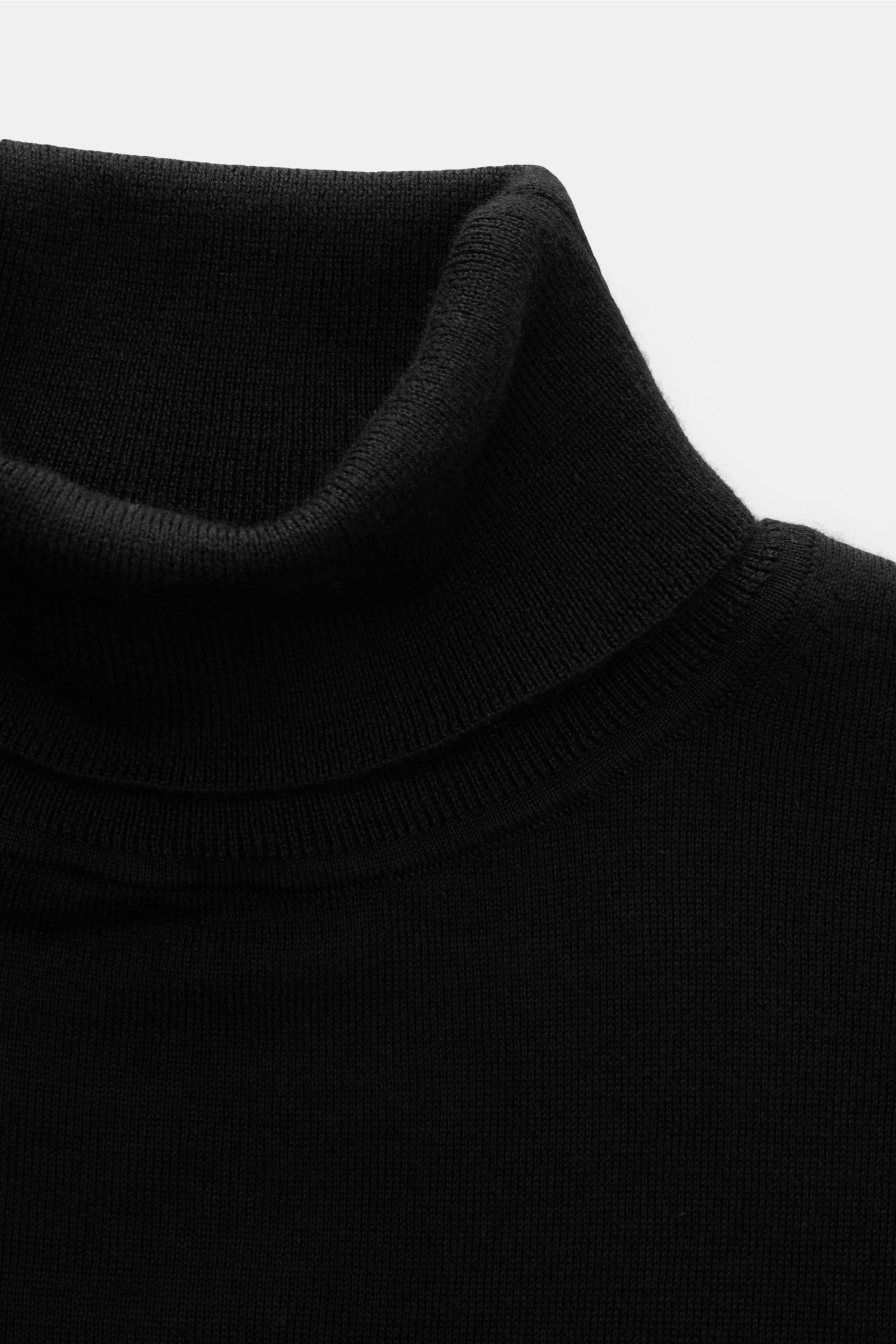 FTC Feinstrick-Rollkragenpullover schwarz in Nahaufnahme von oben, Slim Fit, weicher Cashmere-Lyocell-Mix mit Rippstrickkragen und Bündchen.