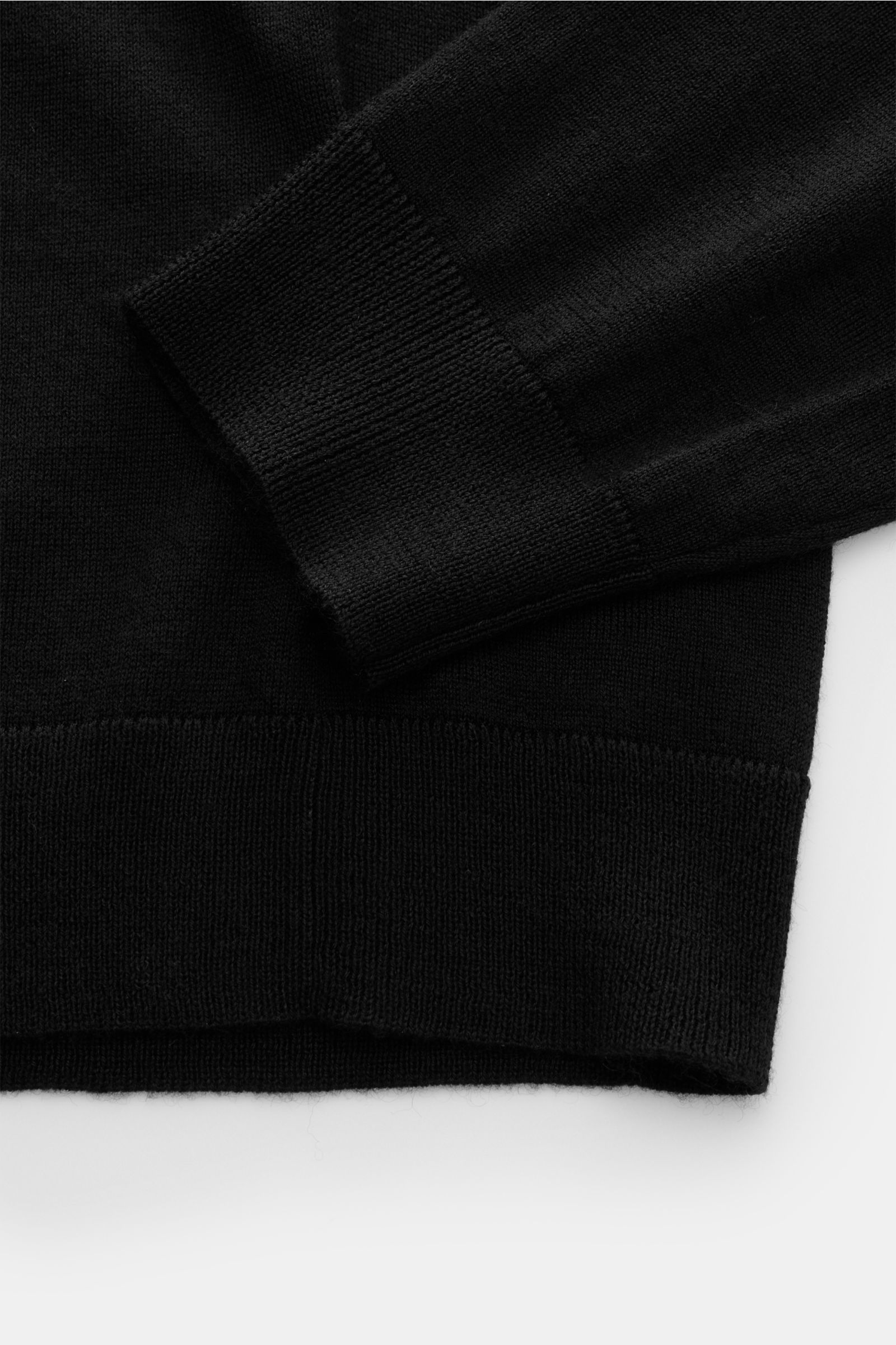 FTC Feinstrick-Rollkragenpullover schwarz, Slim Fit aus Cashmere und Lyocell, Detailaufnahme von Ärmel und Bund, weicher Griff, feines Strickbild.