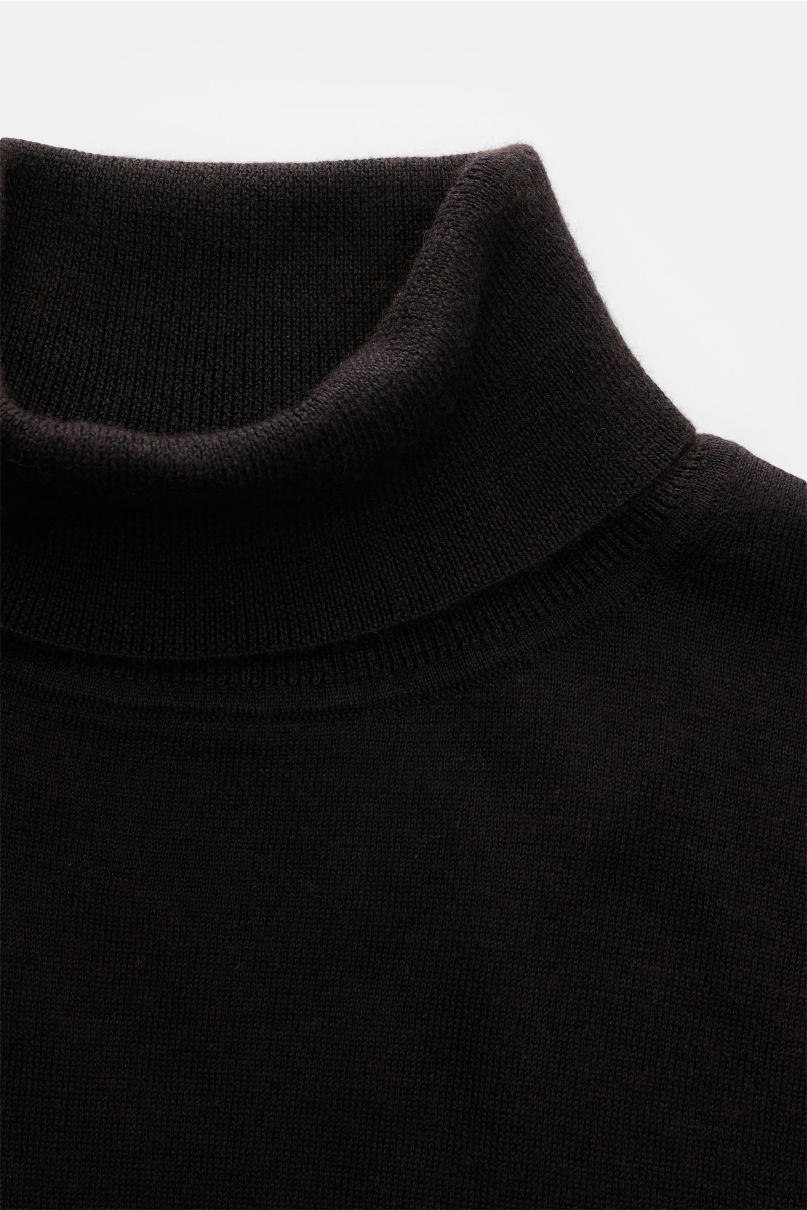 Nahaufnahme des FTC Feinstrick-Rollkragenpullovers dunkelbraun von schräg oben, Slim Fit, weicher Cashmere- und Lyocell-Mix, Öko-Tex® zertifiziert.