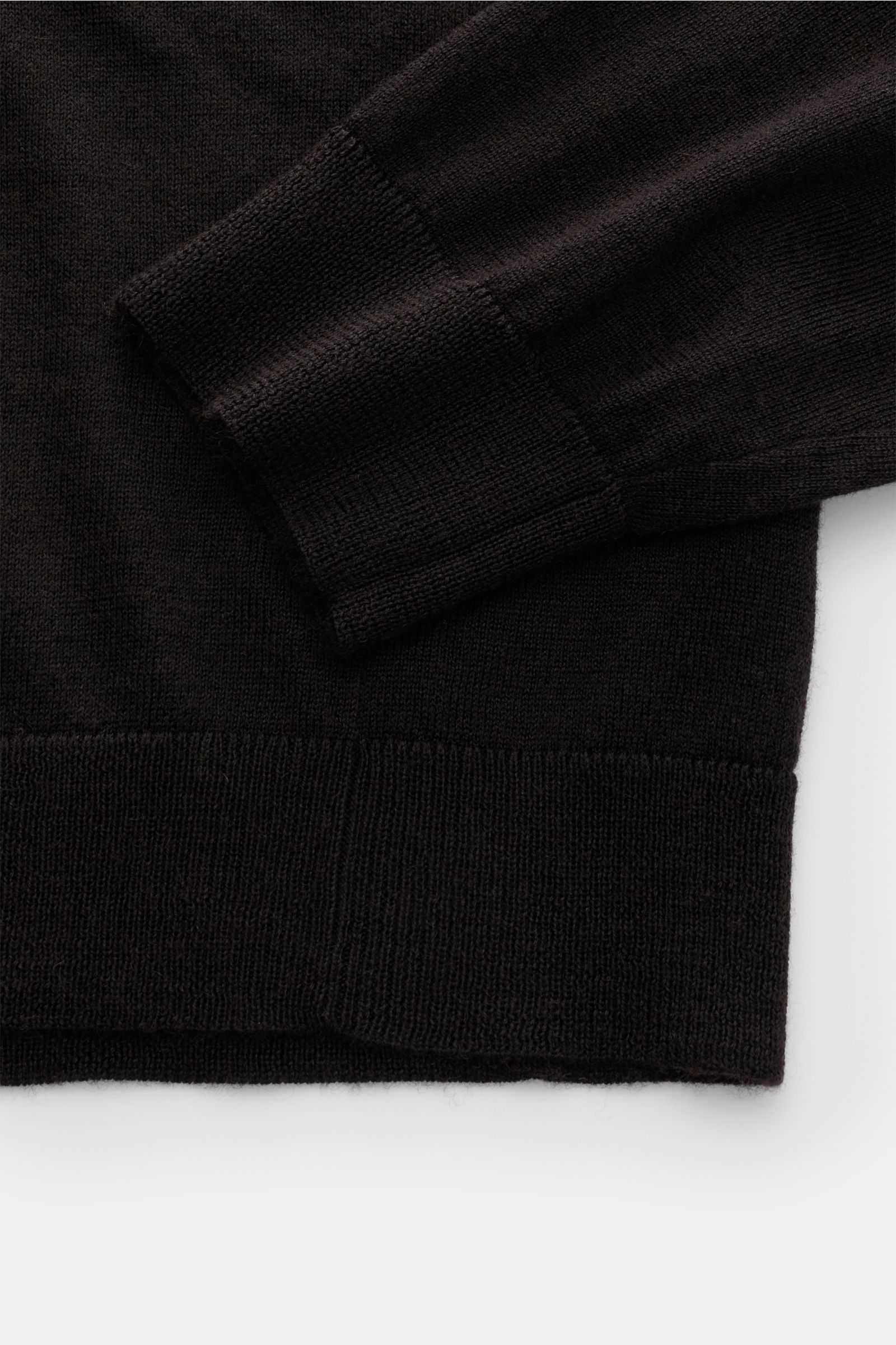 Nahaufnahme von Ärmel und Bund des FTC Feinstrick-Rollkragenpullovers dunkelbraun, Slim Fit aus weichem Cashmere-Lyocell-Mix mit Rippstrick-Rollkragen und Bündchen.