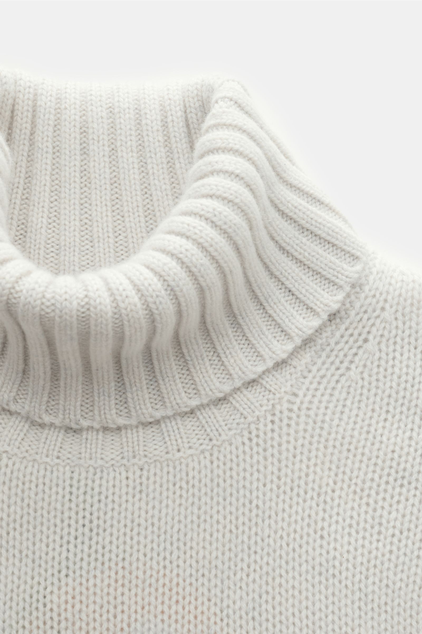Nahaufnahme des hellgrauen FTC Cashmere Rollkragenpullovers aus reiner, nachhaltiger Cashmere-Qualität mit mittelfeinem Strickbild, Slim Fit, anliegendem Rollkragen und komfortablen Rippbündchen, fotografiert von oben.