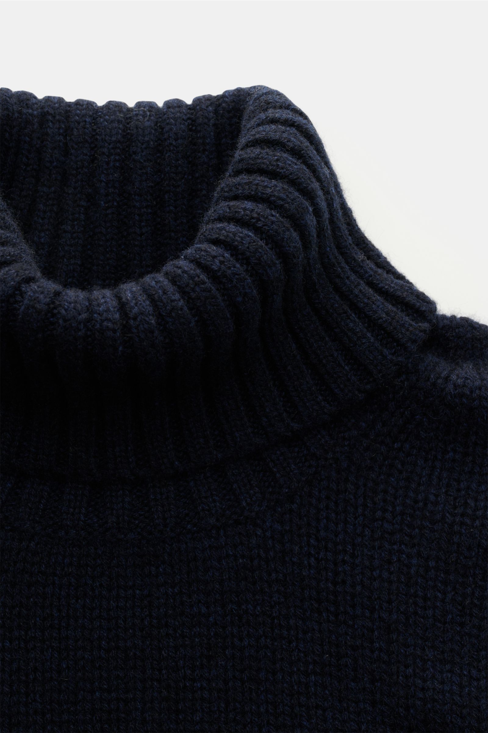 Close-up front view of FTC Cashmere turtleneck jumper navy showing a slim-fit, medium-fine knit with a soft, ribbed, close-fitting turtleneck.

The comfort of high-quality, sustainable cashmere makes this timeless turtleneck jumper from innovative knit