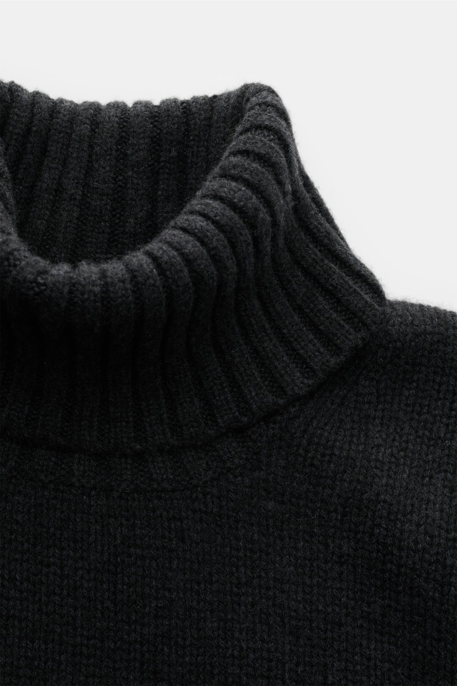 Nahaufnahme des FTC Cashmere Rollkragenpullover anthrazit von oben, mittelfeines Strickbild, Slim Fit mit anliegendem Rollkragen und Rippbündchen, reiner Cashmere, sehr weicher Griff.