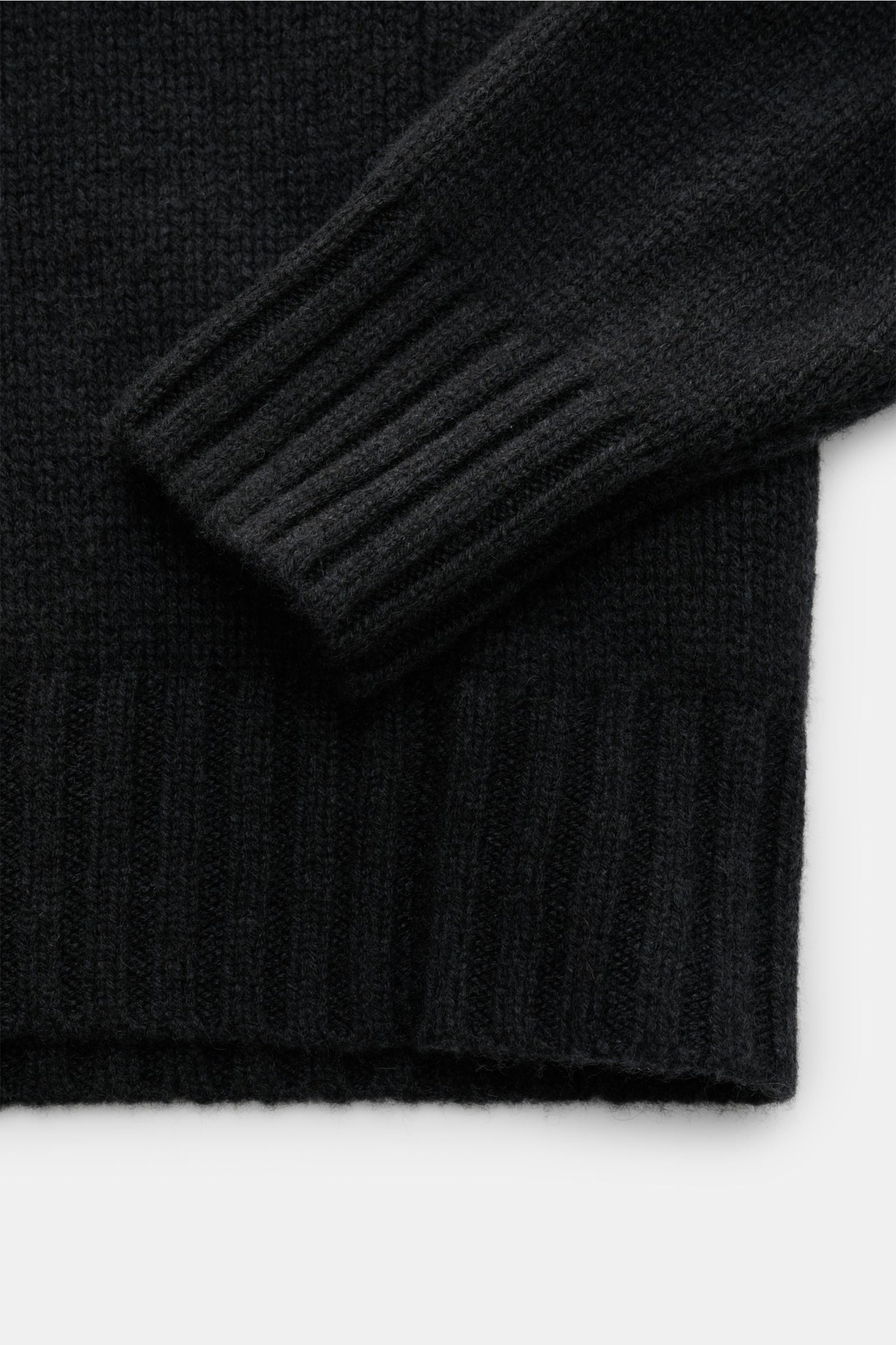Nahaufnahme des FTC Cashmere Rollkragenpullovers anthrazit, Slim Fit mit mittelfeinem Strickbild, anliegendem Rollkragen und Rippbündchen aus reiner, nachhaltiger Cashmere-Qualität.