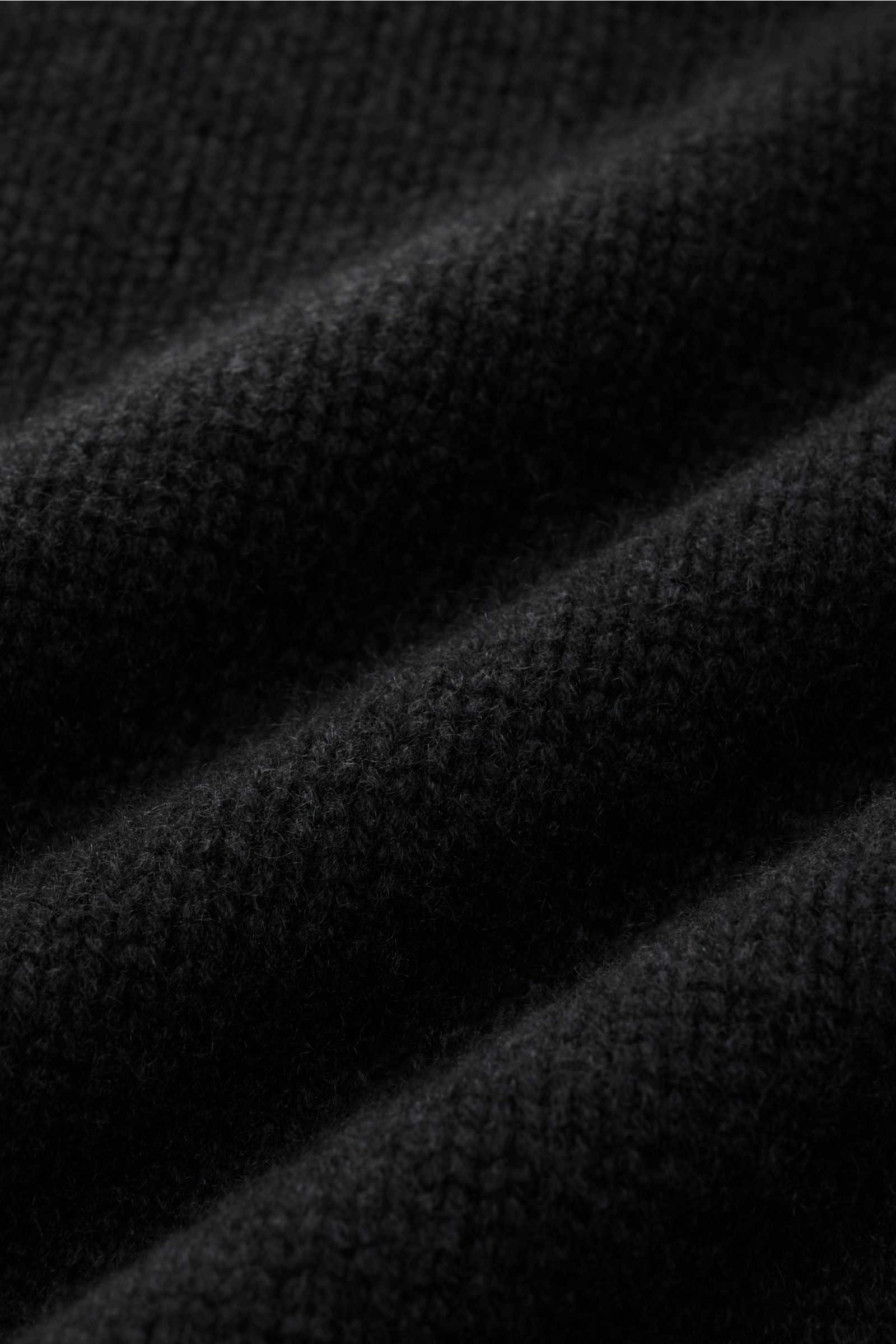 Nahaufnahme des mittelfeinen Strickbilds vom FTC Cashmere Rollkragenpullover anthrazit, reiner Cashmere, Slim Fit, weicher Griff, Rippbündchen.