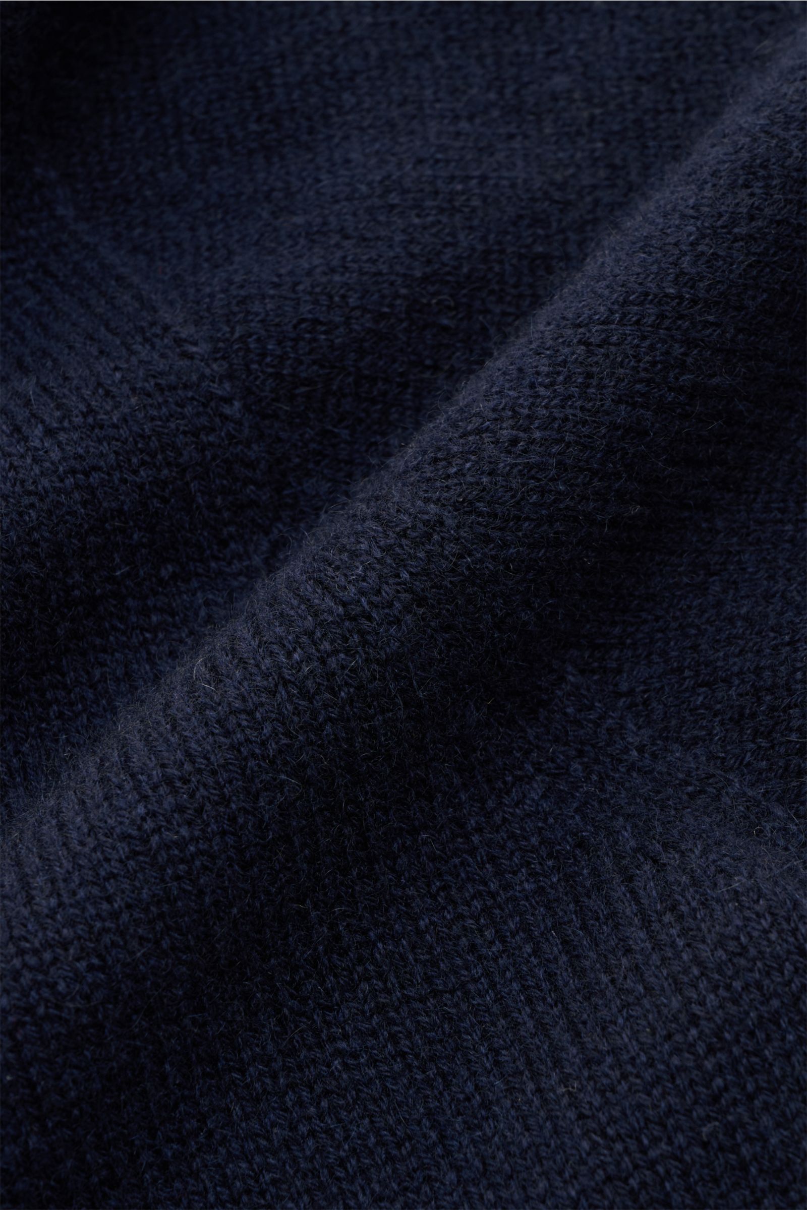 Close-up front view of the 04651/ A trip in a bag Cashmere Rollkragenpullover navy showing soft, fine knit texture with ribbed turtleneck and cuffs. Zeitloser Komfort für die kalte Saison: Der Rollkragenpullover 'Extreme Cashmere Turtle' von 04651/ A TRIP