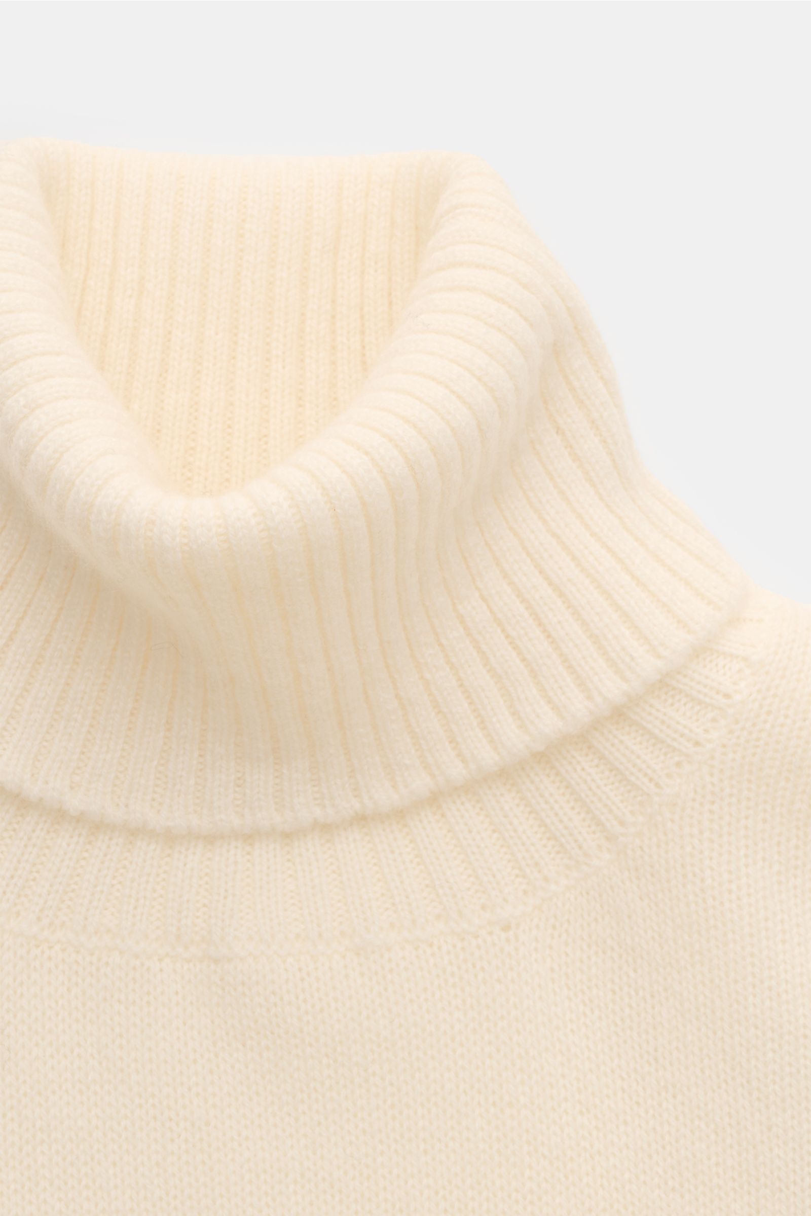 04651/ A trip in a bag Cashmere Rollkragenpullover creme, Nahaufnahme von oben, weicher Griff, feines Strickbild, Rippstrick-Rollkragen, Regular Fit.