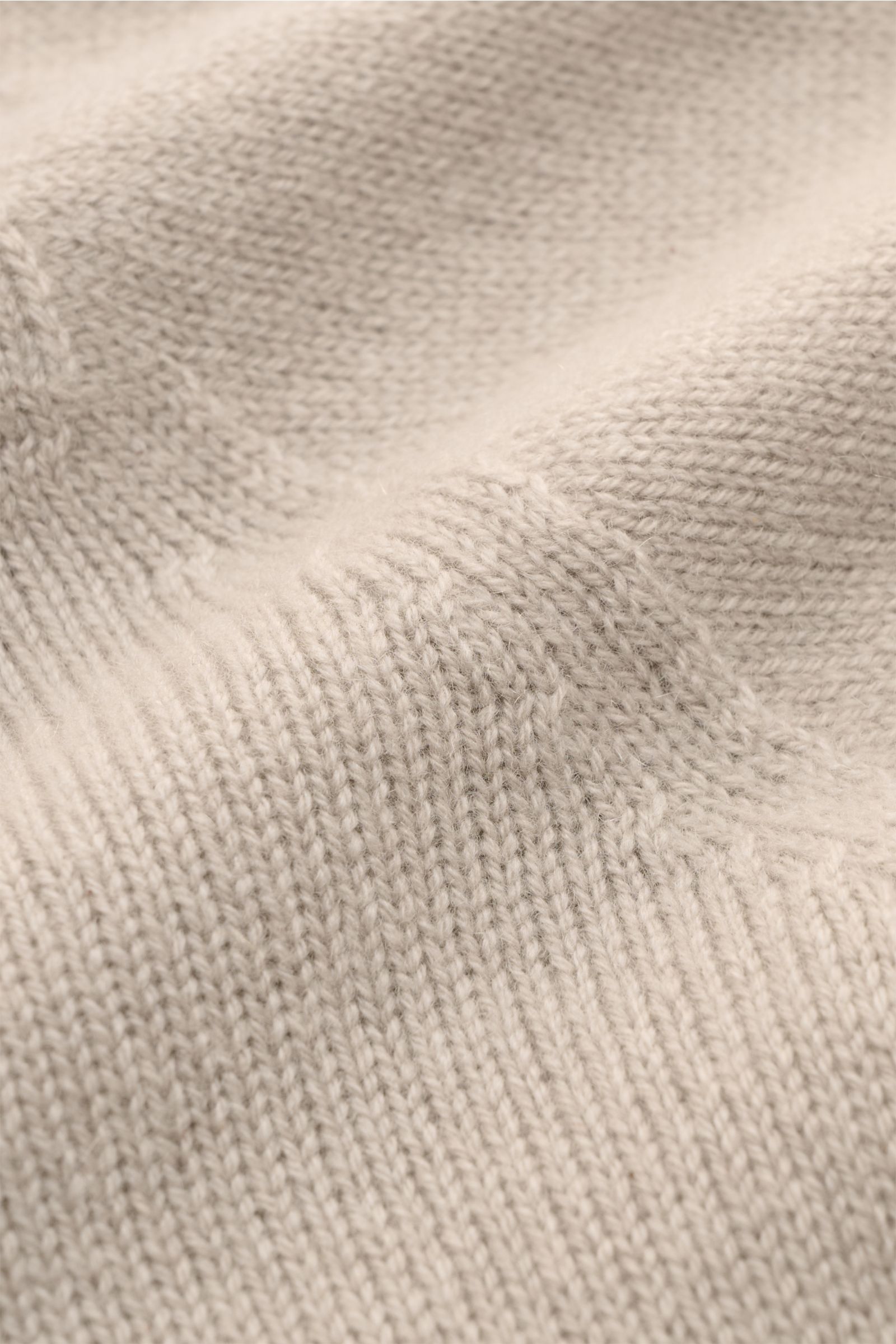 Close-up front view of 04651/ A trip in a bag Cashmere Rollkragenpullover taupe showing fine knit texture and soft 100% cashmere fabric. Zeitloser Komfort für die kalte Saison: Der Rollkragenpullover 'Extreme Cashmere Turtle' von 04651/ A TRIP IN A BAG