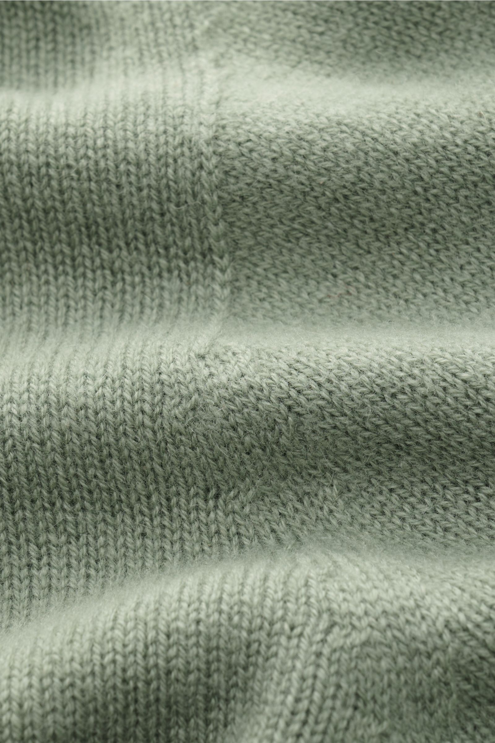 Nahaufnahme des feinen Strickbilds mit weichem Griff des graugrünen 04651/ A trip in a bag Cashmere Rollkragenpullovers aus 100% Cashmere.