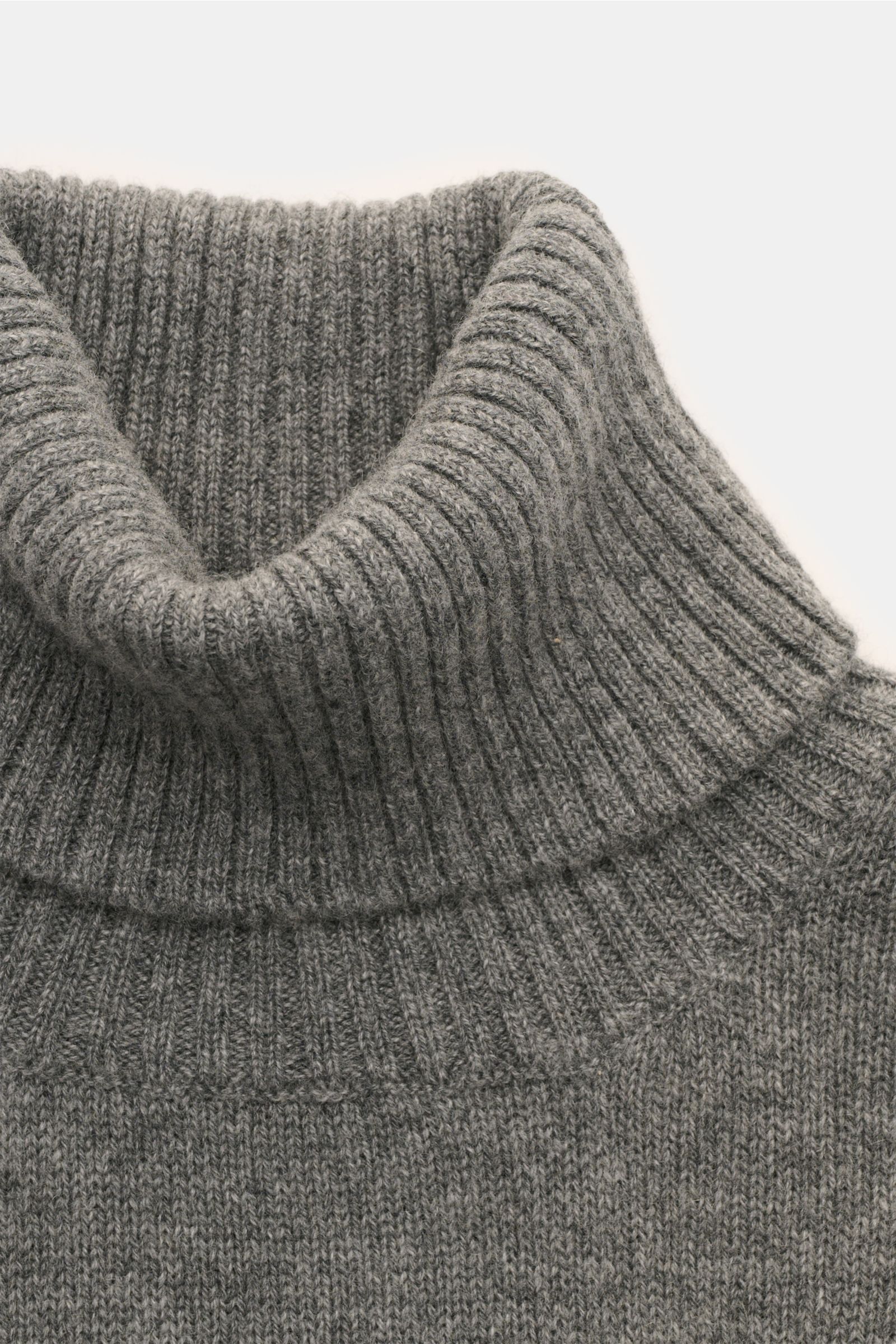 Close-up front view of the 04651/ A trip in a bag Cashmere Rollkragenpullover grau meliert showing its ribbed turtleneck and fine knit texture, made of 100% cashmere for timeless comfort in cold seasons, featuring a soft touch, regular fit, ribbed turtlen