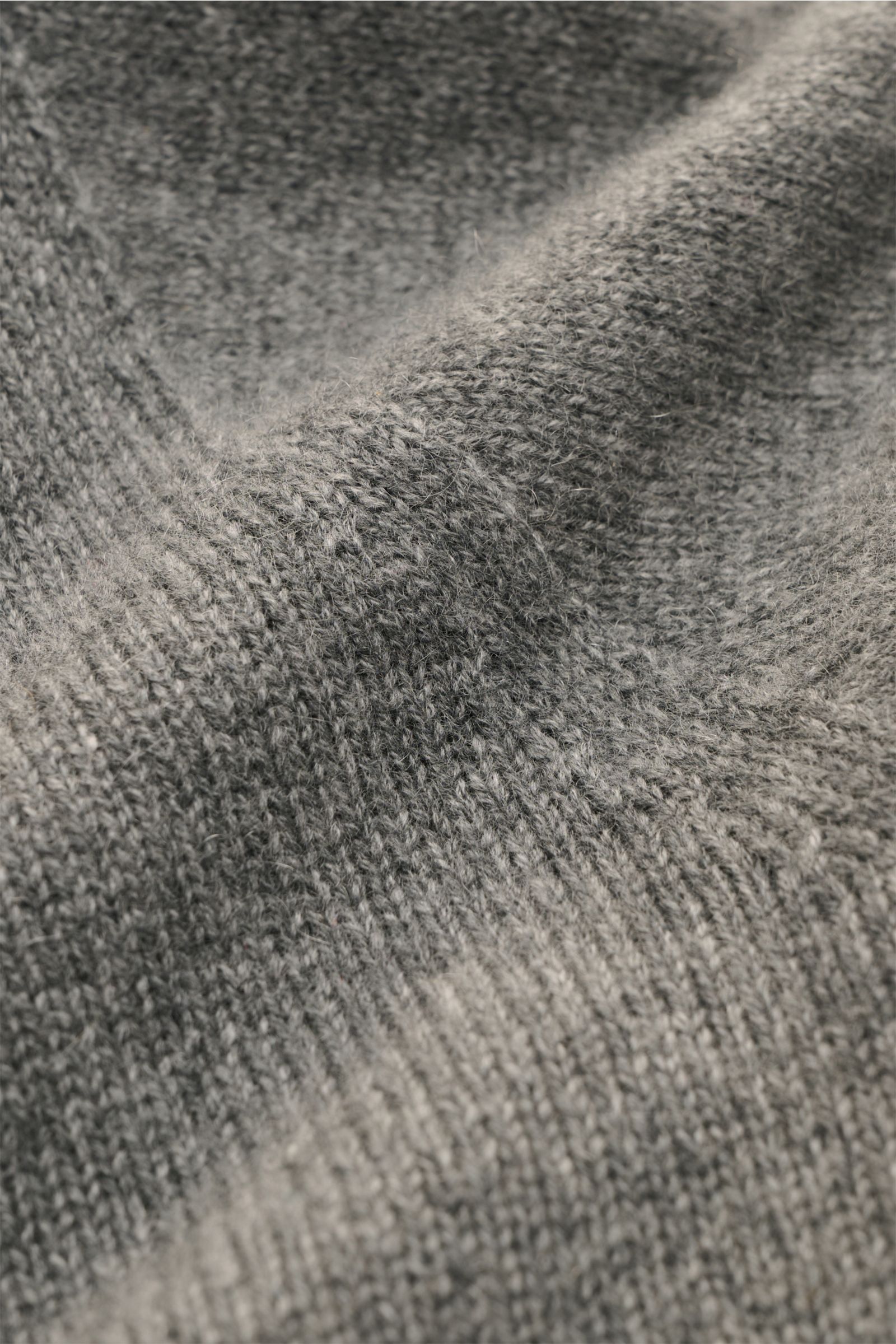 Close-up texture shot of the 04651/ A trip in a bag Cashmere Rollkragenpullover grau meliert, showing fine knit and soft 100% cashmere fabric from a top angle.

Zeitloser Komfort für die kalte Saison: Der Rollkragenpullover 'Extreme Cashmere Turtle' vo