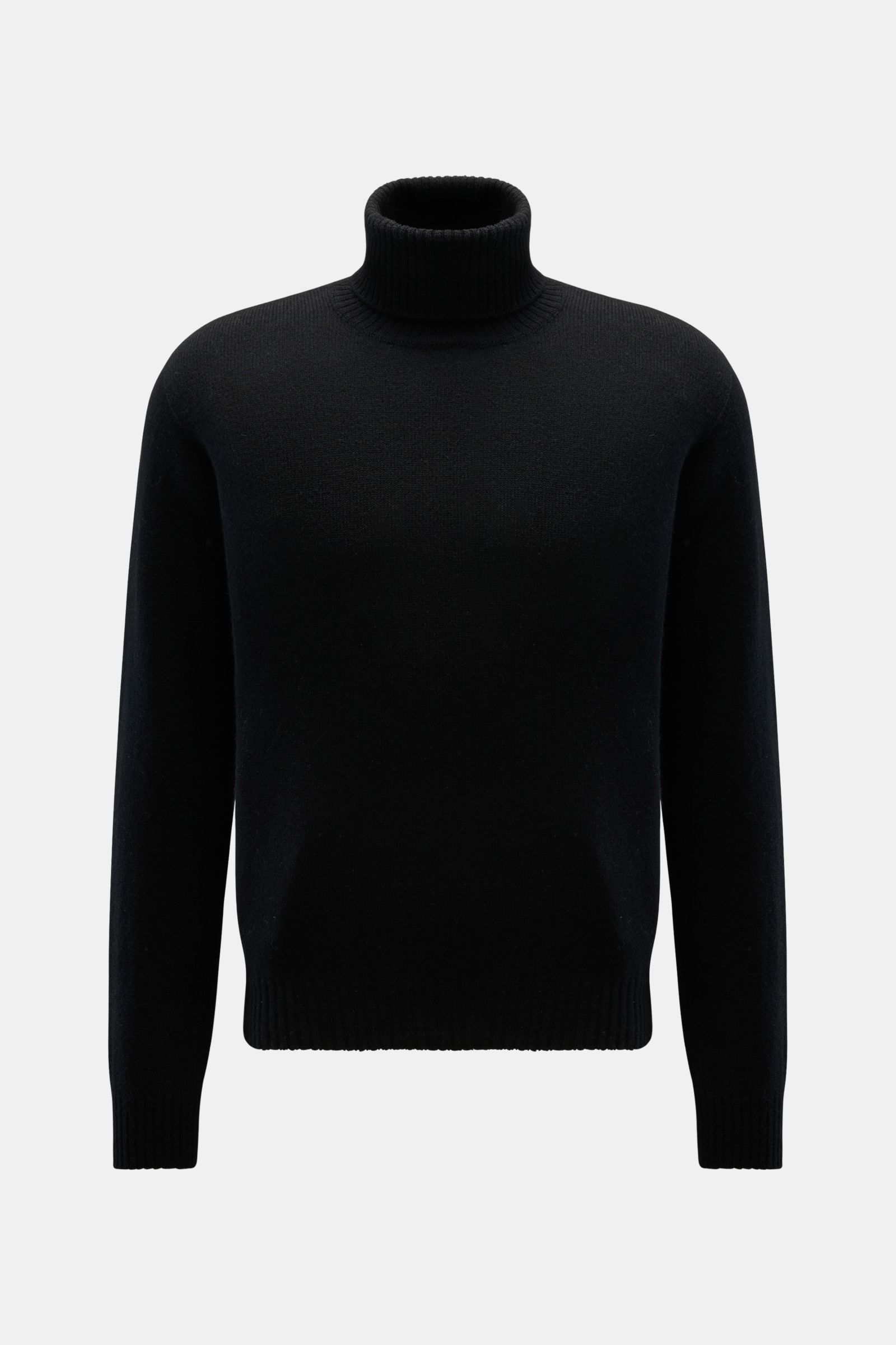 Schwarz fotografierter 04651/ A trip in a bag Cashmere Rollkragenpullover in Frontansicht mit weichem Griff, feinem Strickbild, Regular Fit und Rippbündchen.