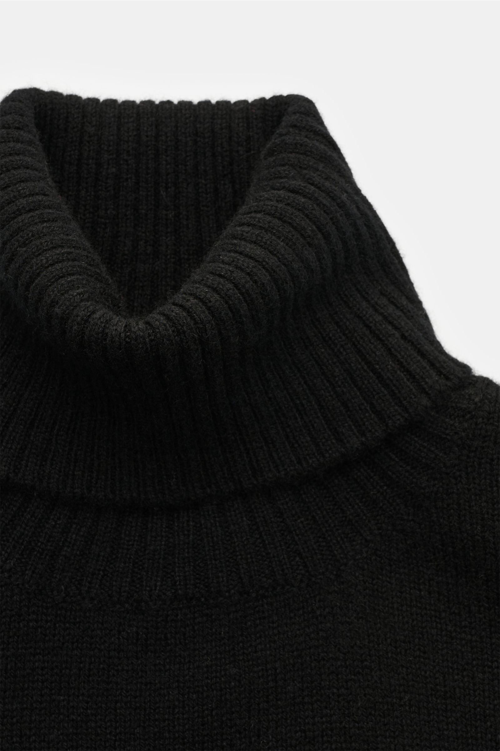 Schwarzer 04651/ A trip in a bag Cashmere Rollkragenpullover, Nahaufnahme von oben, weicher Griff, feines Strickbild, Regular Fit, Rippstrick-Kragen und -bündchen.