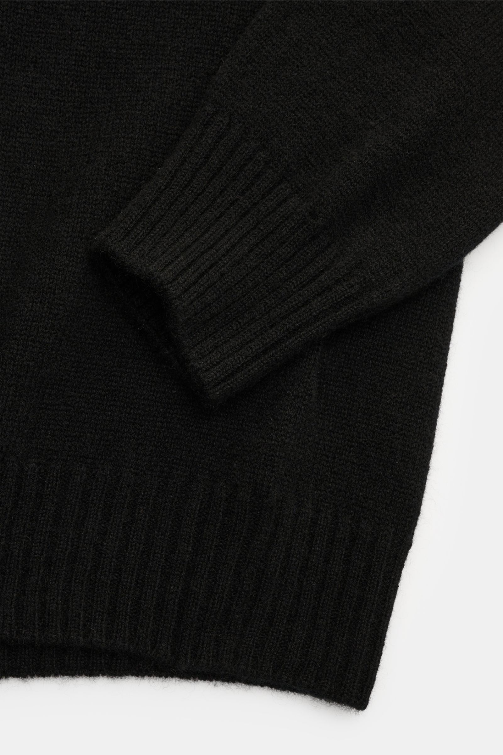 Schwarz fotografierter Ausschnitt des 04651/ A trip in a bag Cashmere Rollkragenpullovers schwarz mit feinem Strickbild, Rippstrick-Rollkragen und Rippbündchen, Regular Fit, aus 100% weichem Cashmere.