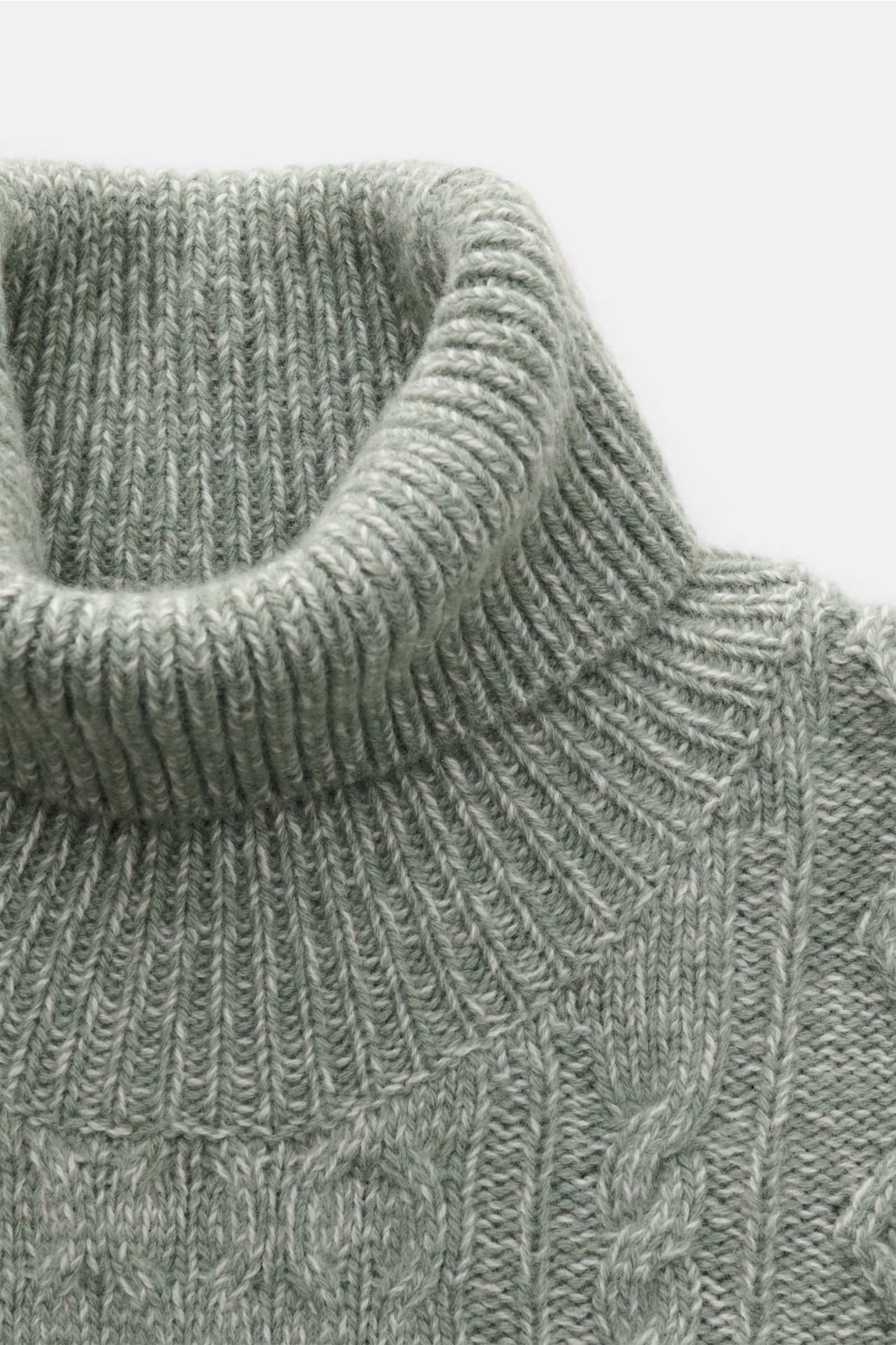 04651/ A trip in a bag Rollkragenpullover 'Mouline Cable Turtle' graugrün meliert, Nahaufnahme von vorn, voluminöses Zopfstrickmuster, Woll-Cashmere-Bouclé, Regular Fit, weicher Griff, Rippstrick-Rollkragen und Rippbündchen.