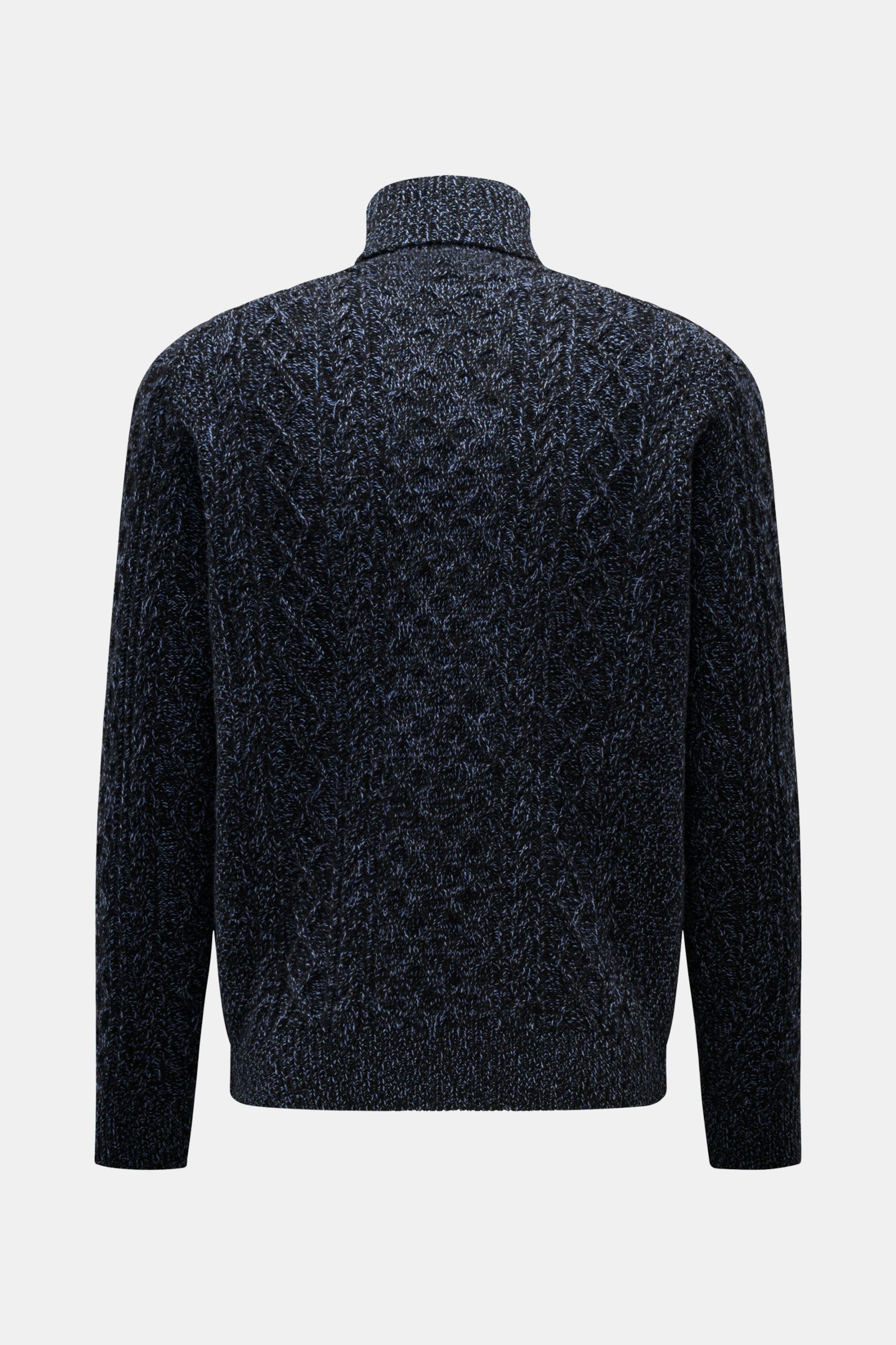 Rear view of the 04651/ A trip in a bag Turtleneck jumper 'Mouline Cable Turtle' navy melange, showcasing its voluminous, coarse cable knit and ribbed turtleneck.

Luxurious comfort in a modern design for cold winter days – the turtleneck jumper 'Mouli