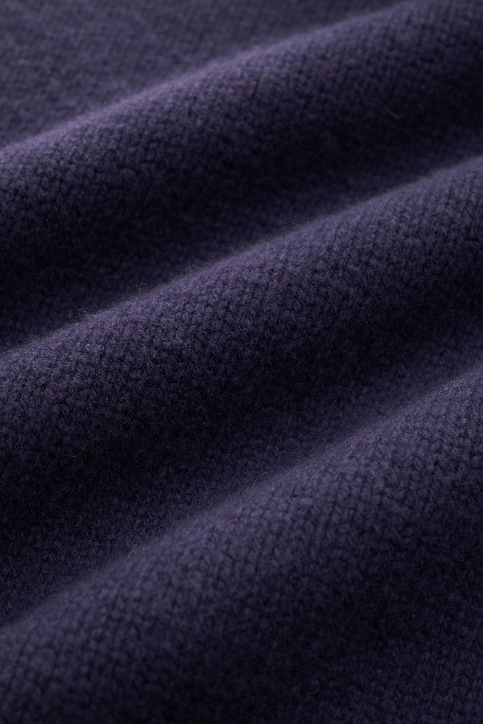 Close-up front view of dark blue 04651/ A trip in a bag Hooded jumper fabric showing soft, medium-fine knit texture.

Provides reliable warmth: This hooded jumper from 04651/ A TRIP IN A BAG, with its turtleneck and hood design, is a comfortable and fa