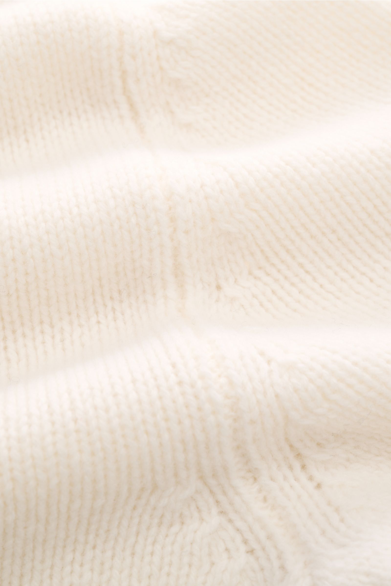 Nahaufnahme des mittelfeinen Strickbilds des 04651/ A trip in a bag Kapuzenpullover offwhite, Mix aus Wolle und Cashmere mit weichem Griff.