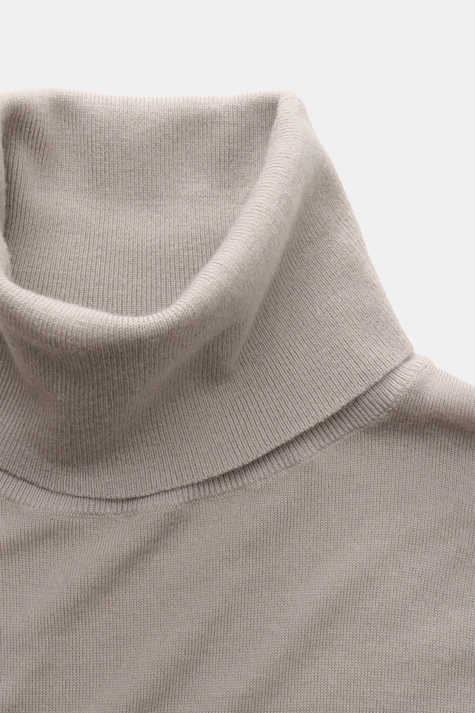 Close-up front view of Kiefermann Merino Feinstrick-Rollkragenpullover 'Theor' hellgrau, a light gray slim fit turtleneck sweater in fine merino wool with soft texture and narrow ribbed cuffs. Kompromisslos stilvoll: Der Rollkragenpullover 'Theor' von 
