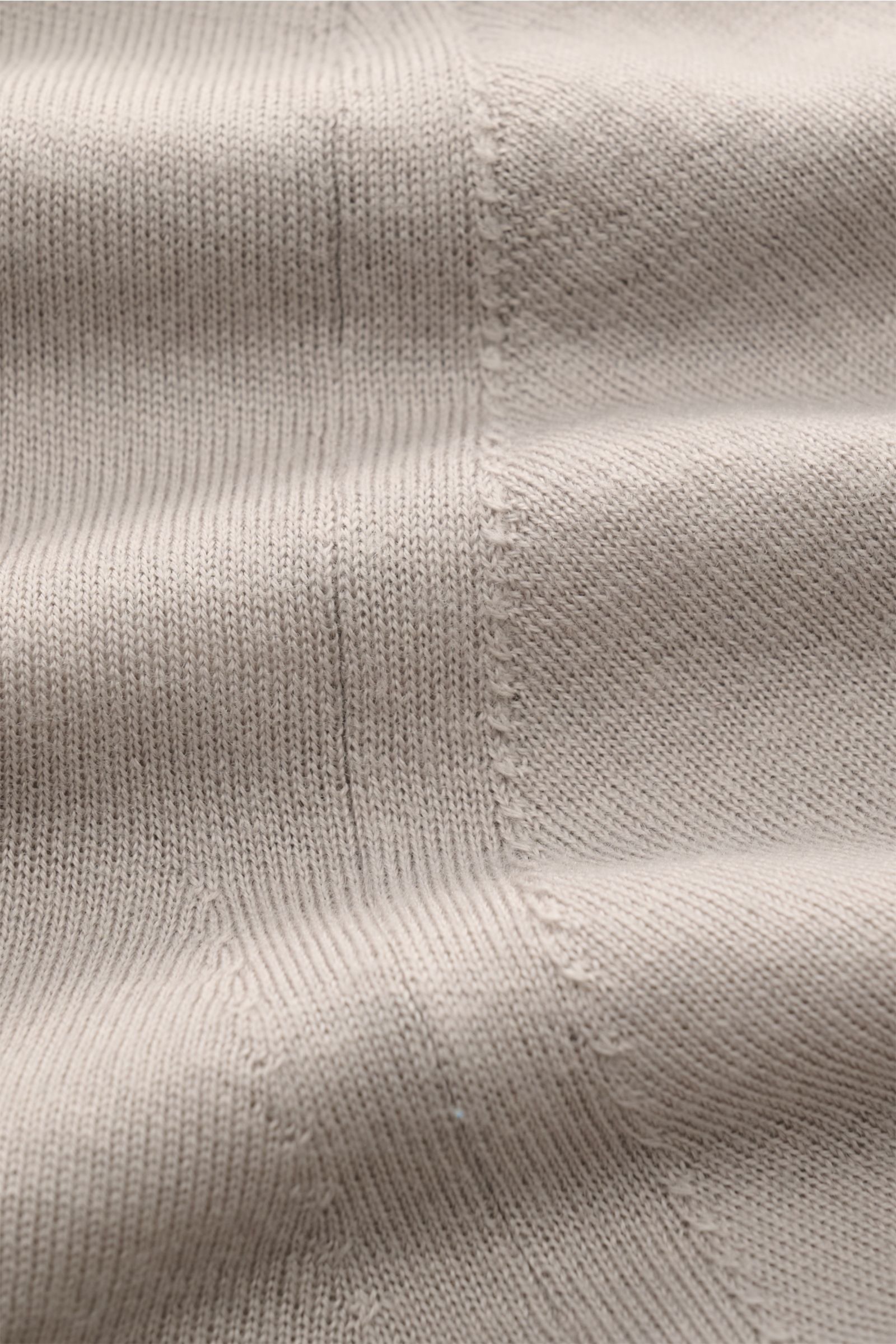 Close-up photo of the light gray Kiefermann Merino Feinstrick-Rollkragenpullover 'Theor' showing fine knit texture and stitching detail from a top-down perspective. Kompromisslos stilvoll: Der Rollkragenpullover 'Theor' von KIEFERMANN aus feinster Merinow