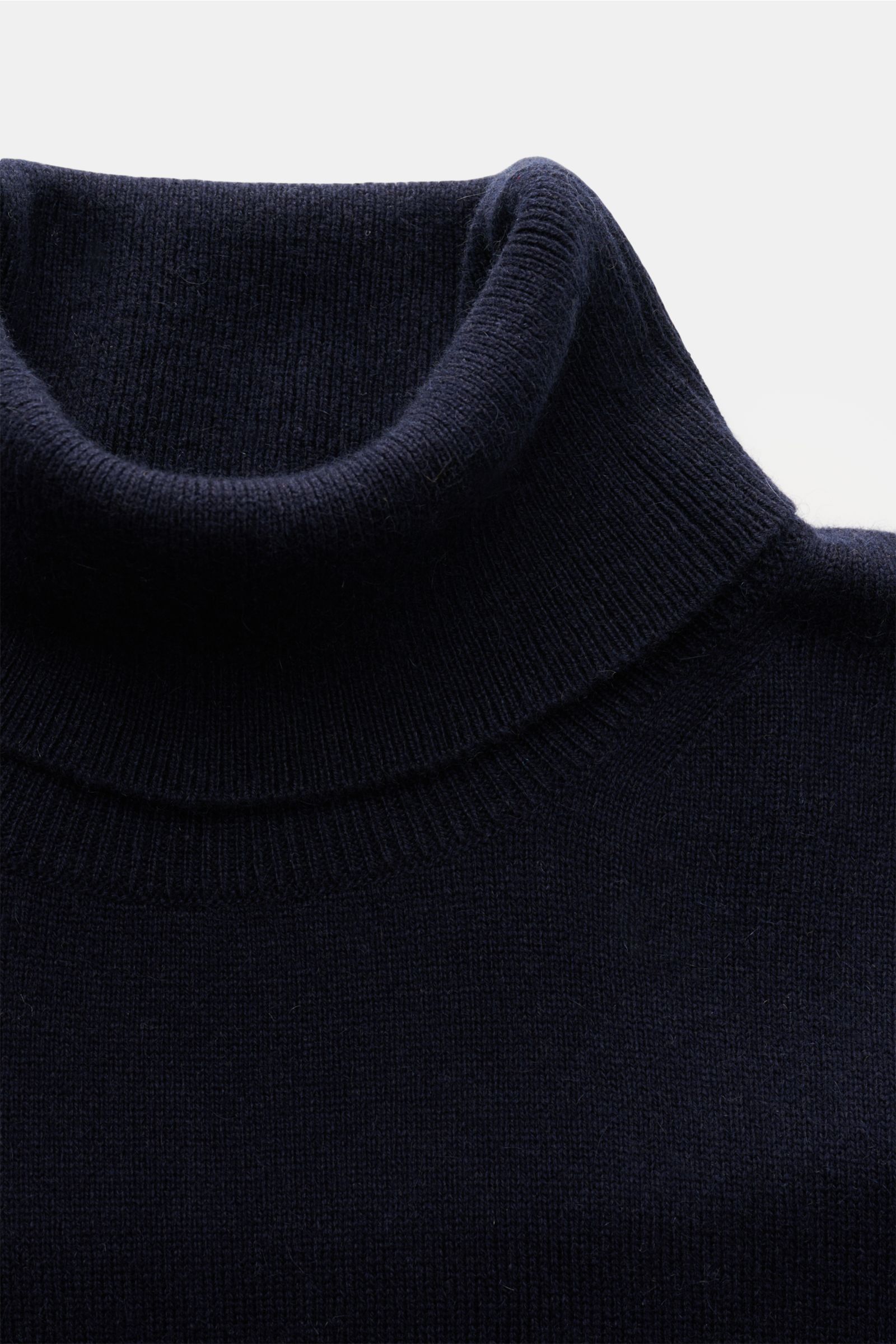 Nahaufnahme des Moorer Rollkragenpullover 'Todi' navy von oben, Slim Fit mit anliegendem Rollkragen, feinem Strickbild, weichem Griff, Mix aus Cashmere und Seide, flexible Rippbündchen.