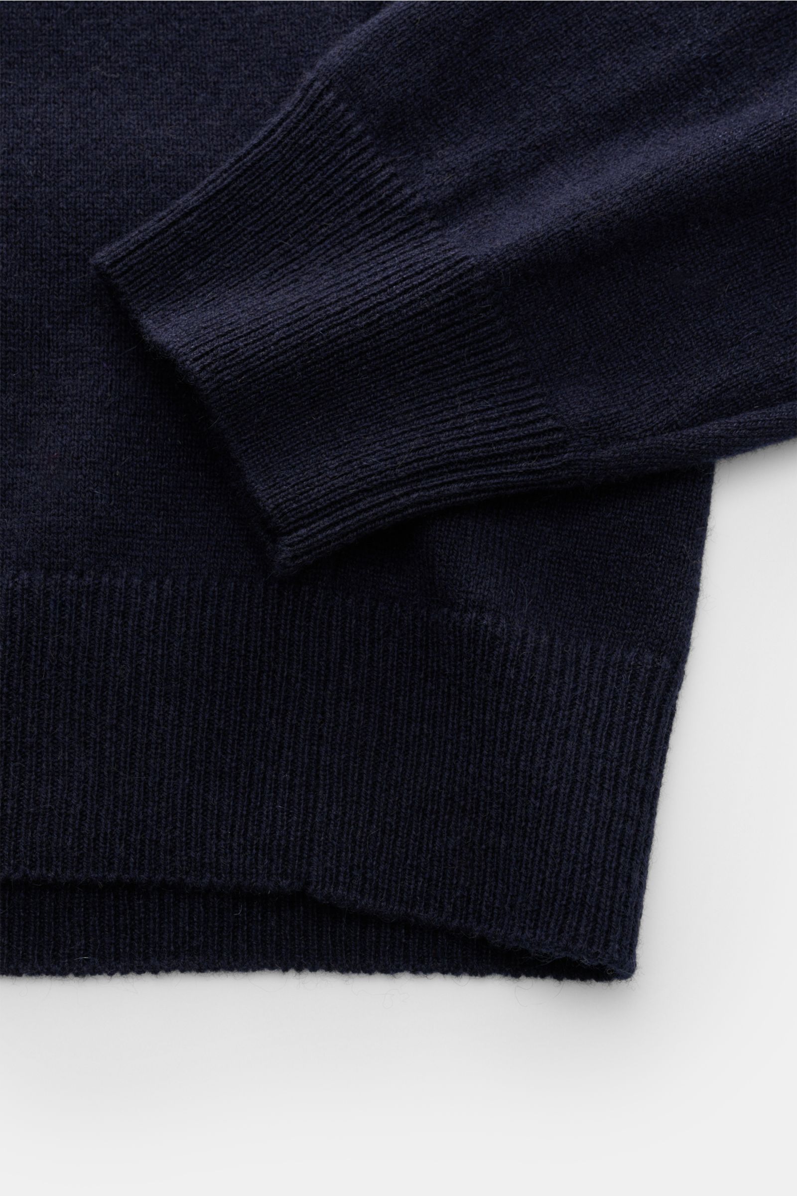 Nahaufnahme des Moorer Rollkragenpullover 'Todi' navy von unten schräg, Slim Fit mit anliegendem Rollkragen, weichem Griff, feinem Strickbild, Mix aus Cashmere und Seide, flexiblen Rippbündchen.