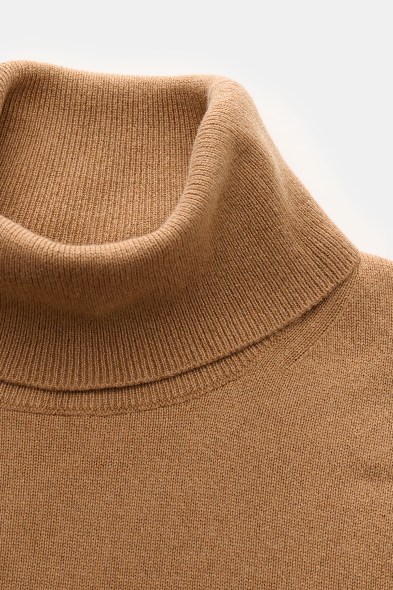 Close-up top-down view of Moorer Turtleneck jumper 'Todi' camel showing fine knit cashmere and silk blend, soft feel, slim fit, close-fitting turtleneck, and flexible ribbed bands.
