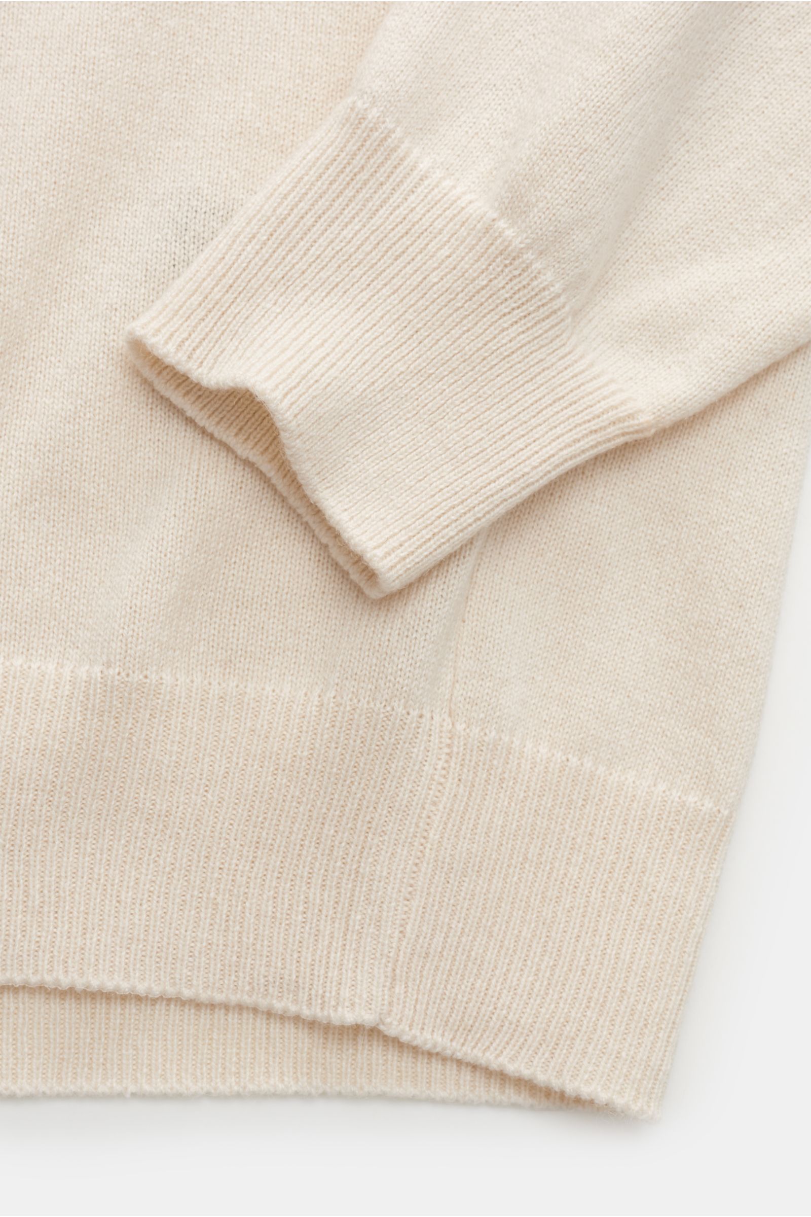Moorer Rollkragenpullover 'Todi' creme, Nahaufnahme von Bündchen und Ärmel, Mix aus Cashmere und Seide, weicher Griff, feines Strickbild, Slim Fit, anliegender Rollkragen, flexible Rippbündchen.