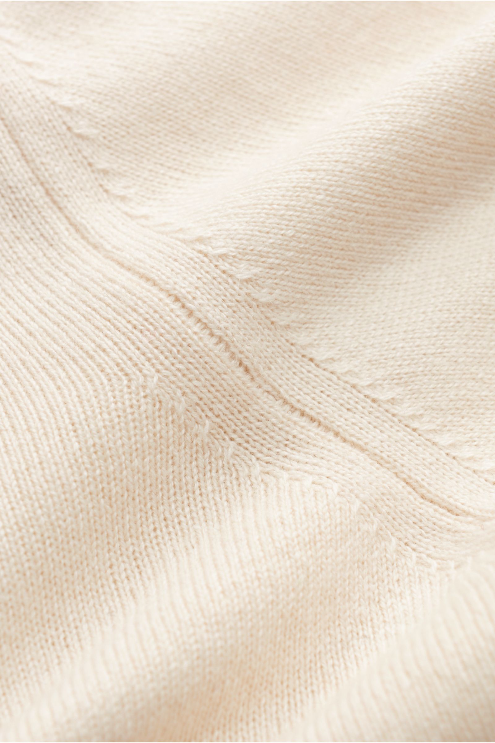 Nahaufnahme des feinen Strickbilds vom Moorer Rollkragenpullover 'Todi' creme, Slim Fit mit Cashmere-Seide, Rollkragen und flexiblen Rippbündchen, weicher Griff.