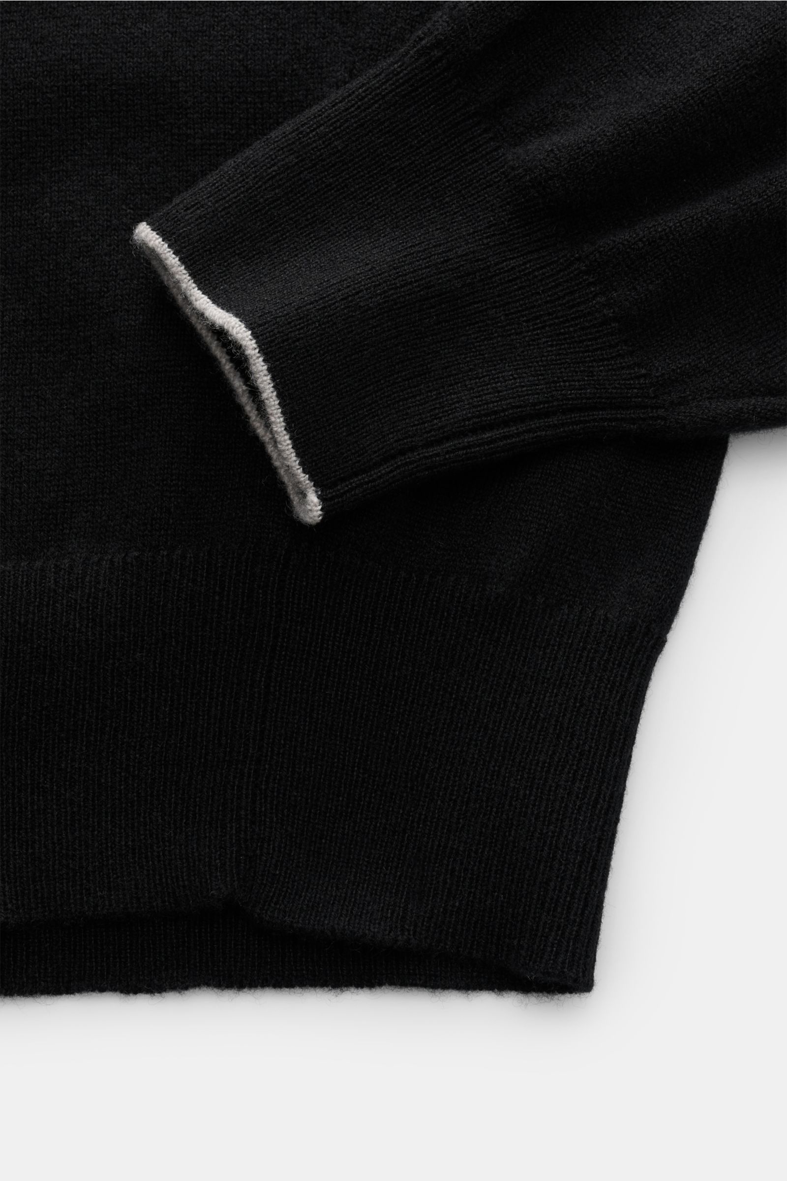 Brunello Cucinelli Cashmere Mock Neck Pullover schwarz, Detailfoto von Bündchen und Ärmel mit feinem Strickbild, soft, Regular Fit, Stehkragen