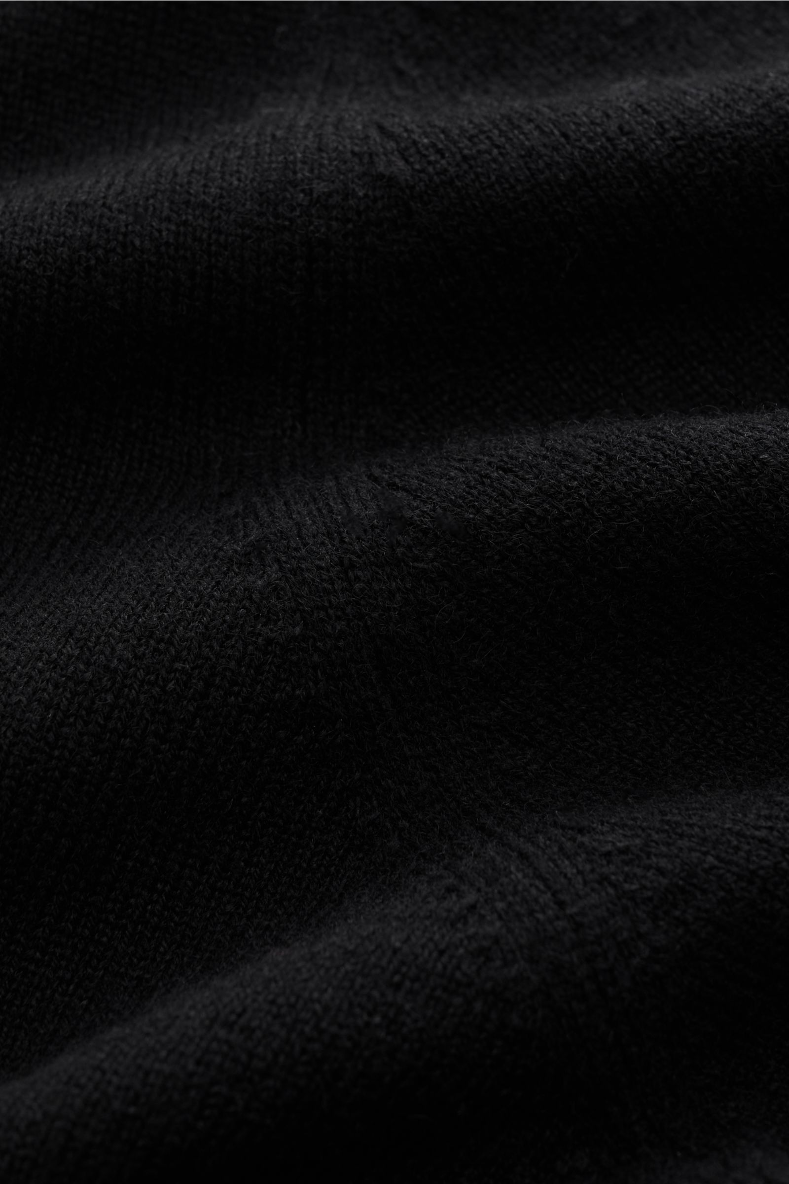 Brunello Cucinelli Cashmere Mock Neck Pullover schwarz in Nahaufnahme, feines Strickbild, weicher Griff, Rippstehkragen, Regular Fit