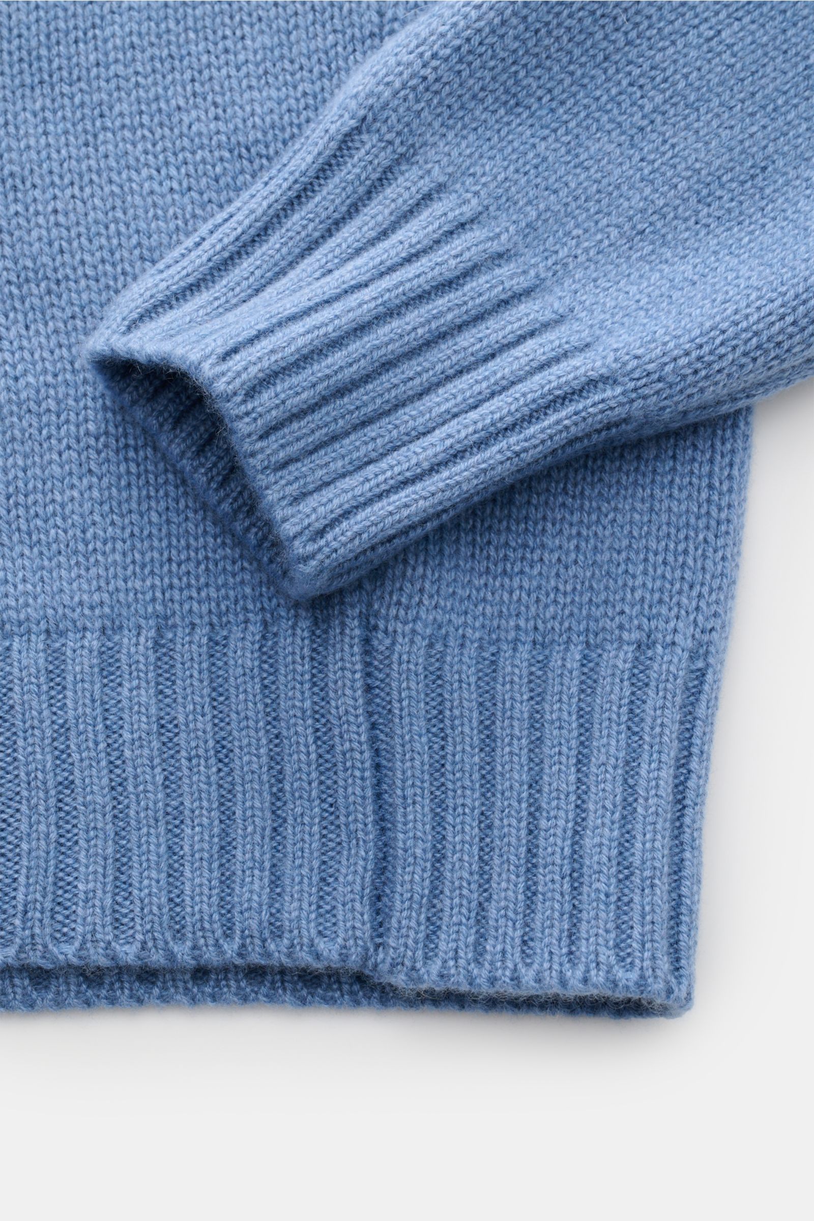 Bruno Manetti Cashmere Rollkragenpullover rauchblau, Detailaufnahme von Ärmel und Saum, reiner Cashmere, weicher Griff, Slim Fit, Rippbündchen.