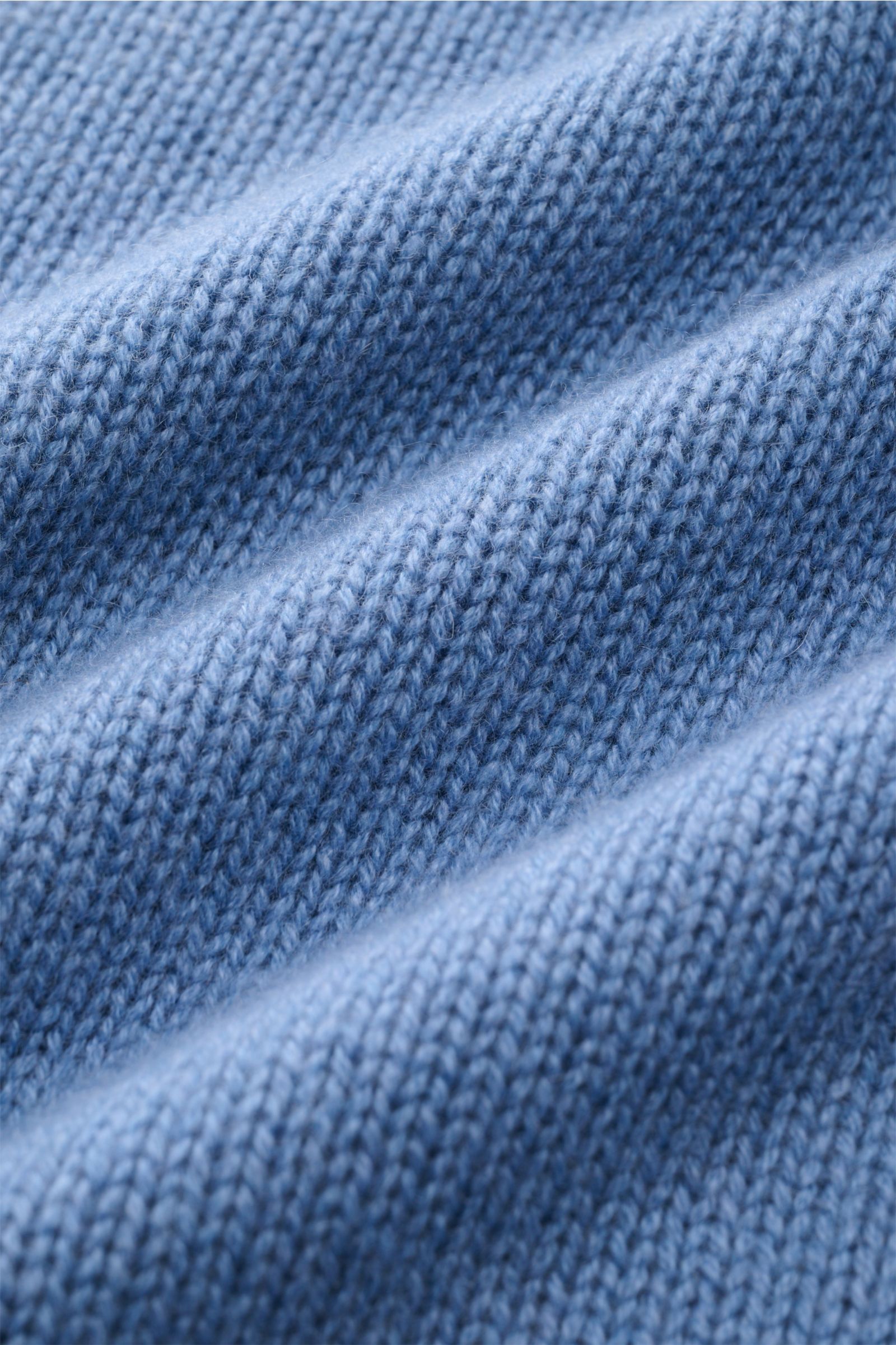 Nahaufnahme des mittelfeinen Strickbilds des Bruno Manetti Cashmere Rollkragenpullovers rauchblau, weicher Griff, reiner Cashmere.