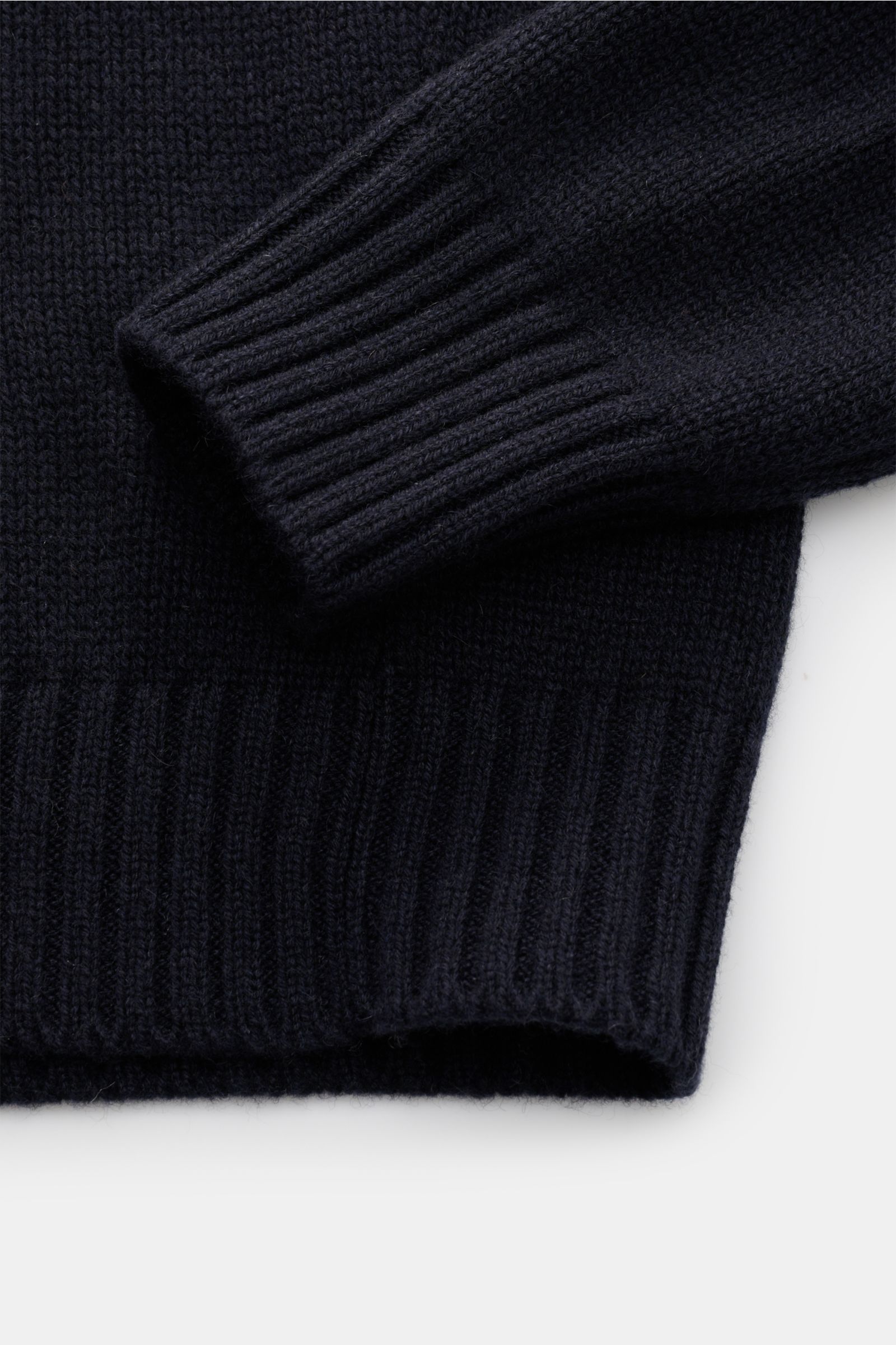 Nahaufnahme des Bruno Manetti Cashmere Rollkragenpullovers dark navy von oben, zeigt weichen Griff, mittelfeines Strickbild, Slim Fit, anliegenden Rollkragen und komfortable Rippbündchen aus 100% reinem Cashmere.