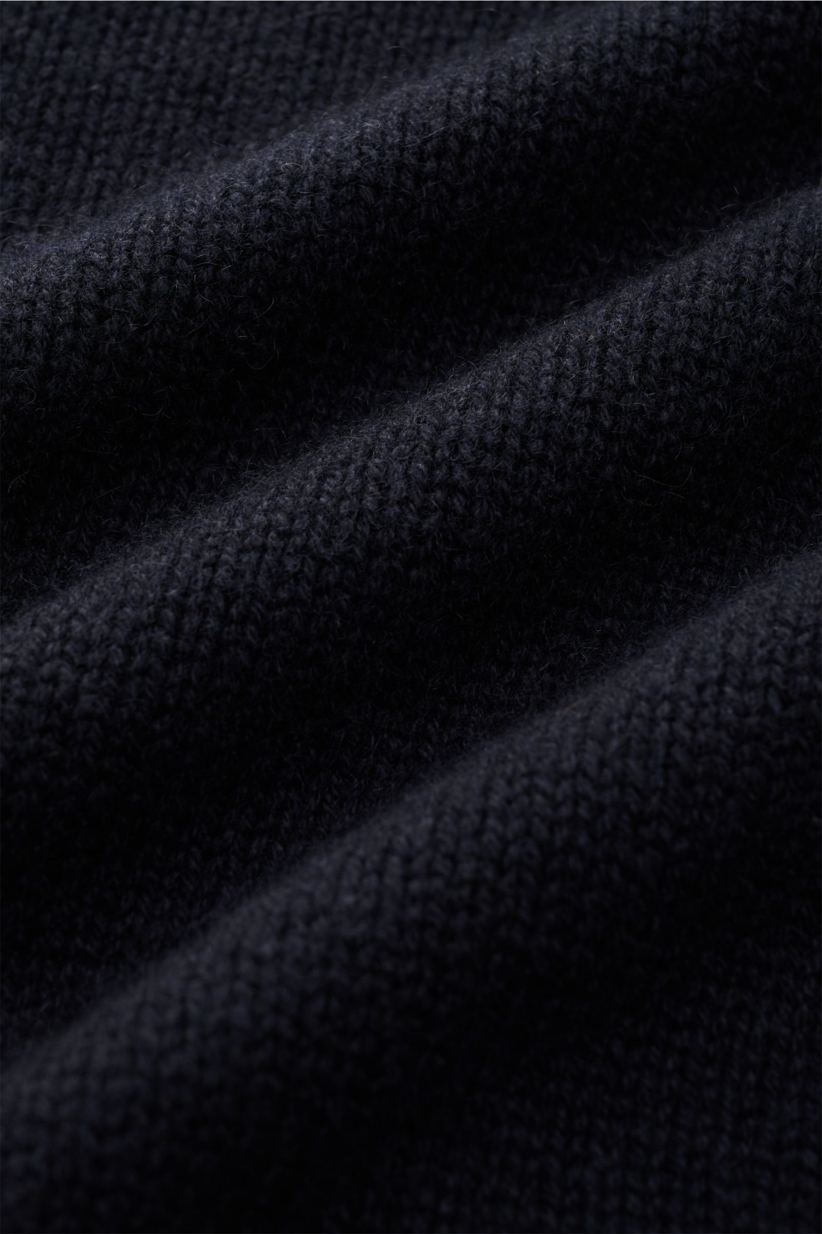 Bruno Manetti Cashmere Rollkragenpullover dark navy in Nahaufnahme, mittelfeines Strickbild, weicher Griff, reiner Cashmere, Slim Fit, anliegender Rollkragen, Rippbündchen.