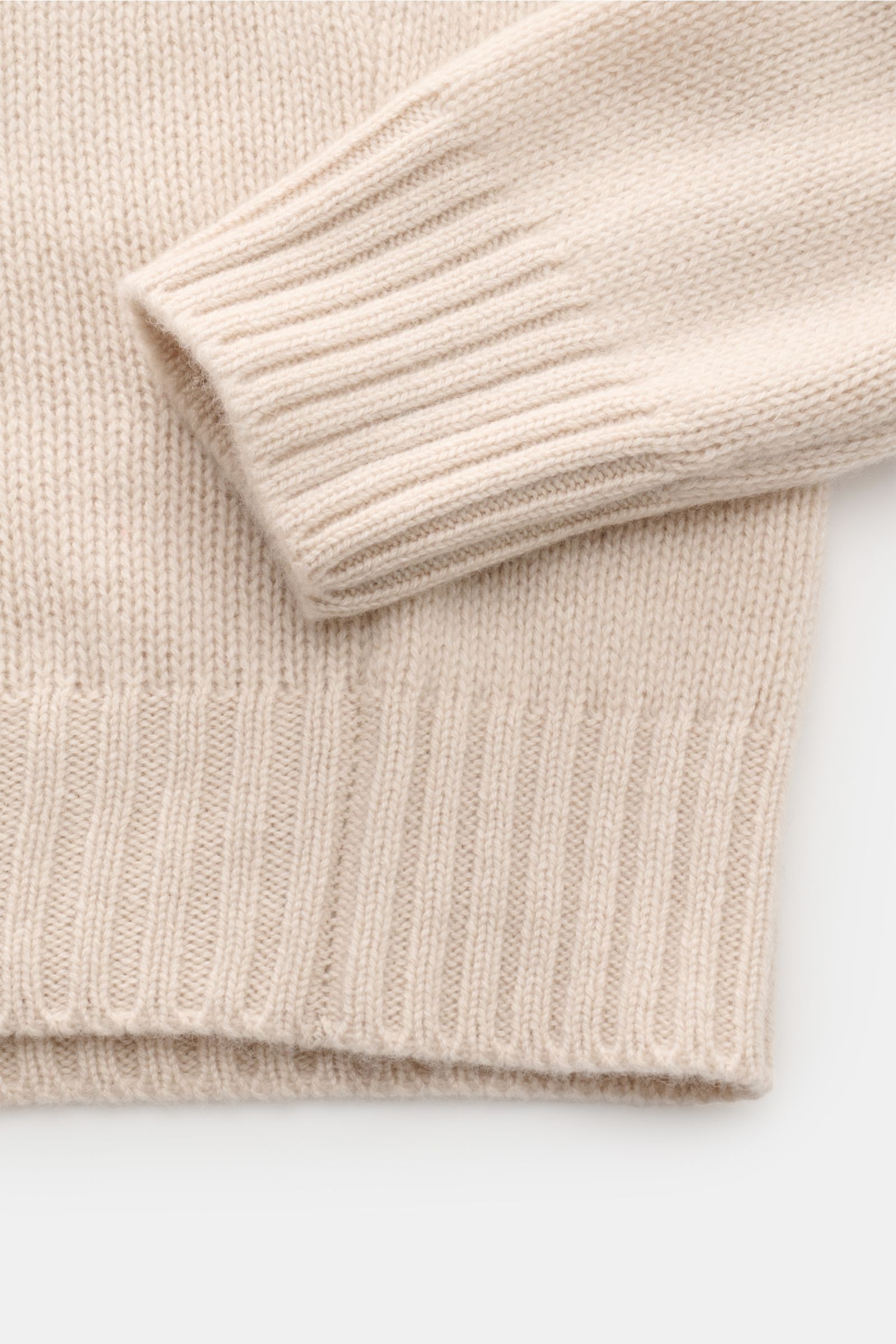 Bruno Manetti Cashmere Rollkragenpullover creme, Detailaufnahme von Ärmel und Bund, 100% Cashmere, weicher Griff, mittelfeines Strickbild, Slim Fit, anliegender Rollkragen, komfortable Rippbündchen.