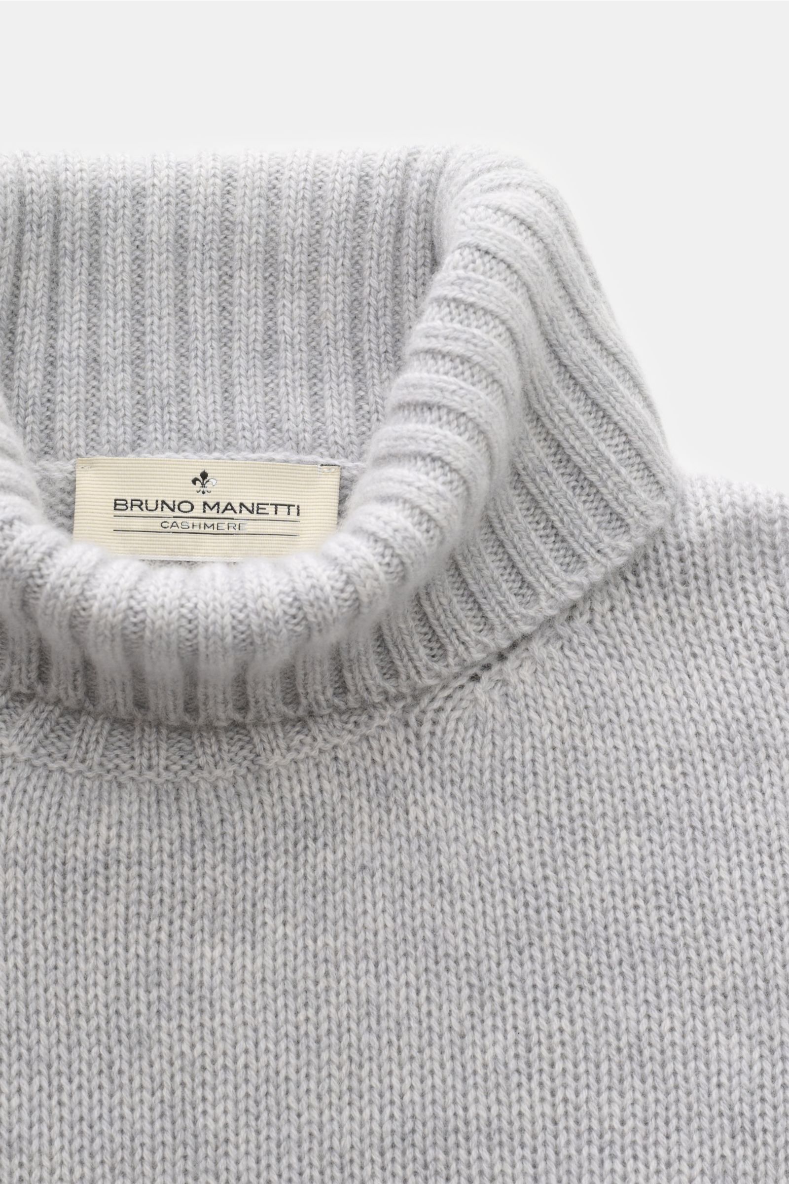 Close-up front view of the Bruno Manetti Cashmere Rollkragenpullover hellgrau meliert, showing the soft, medium-fine knit fabric and ribbed turtleneck collar. Zeitloses Winter-Essential: Der edle Rollkragenpullover von BRUNO MANETTI hält mit seinem ang