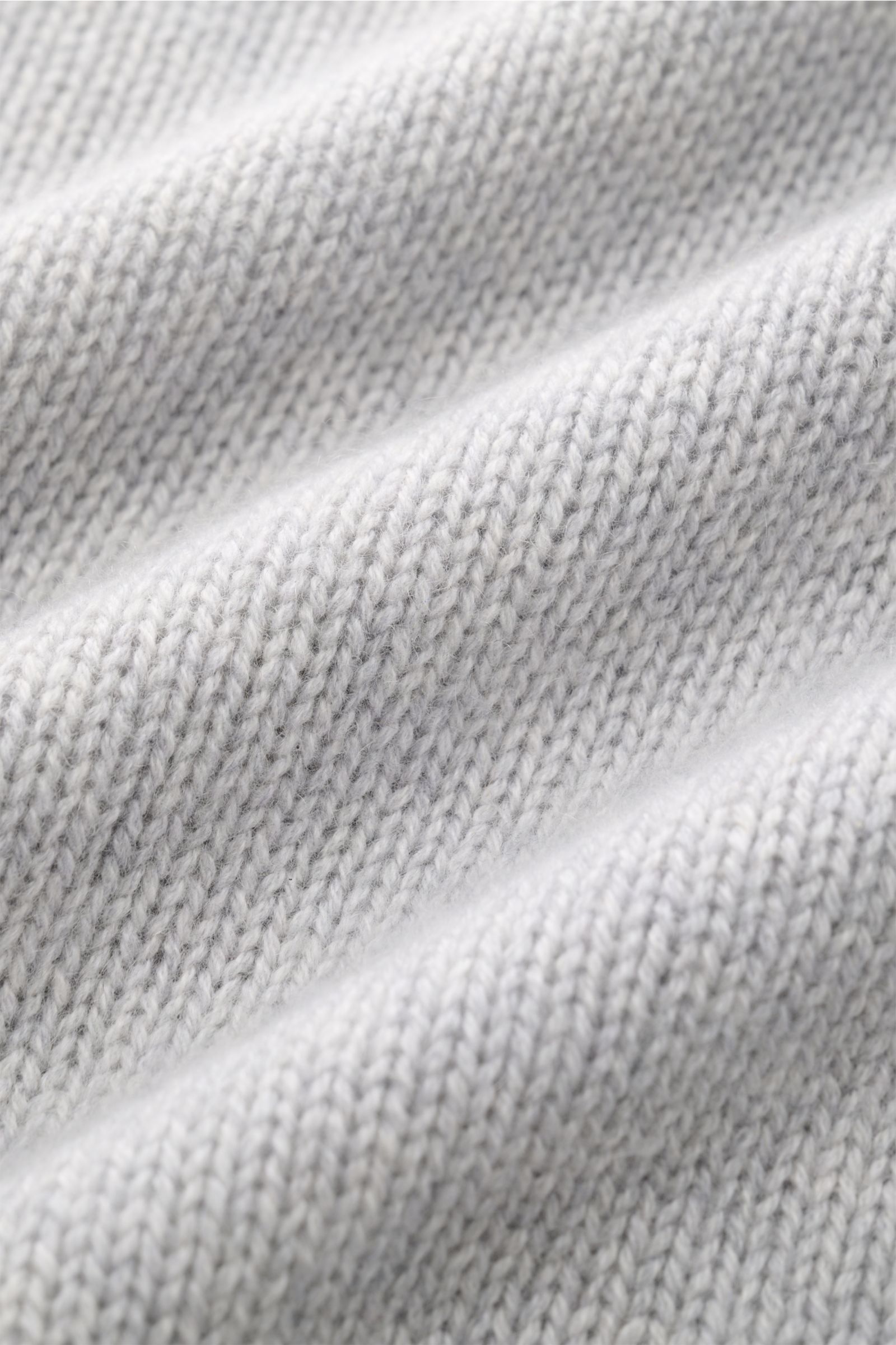 Close-up front view of the soft, light grey melange knit fabric of the Bruno Manetti Cashmere Rollkragenpullover hellgrau meliert, showing its fine, medium-knit texture and warmth.

Zeitloses Winter-Essential: Der edle Rollkragenpullover von BRUNO MANE